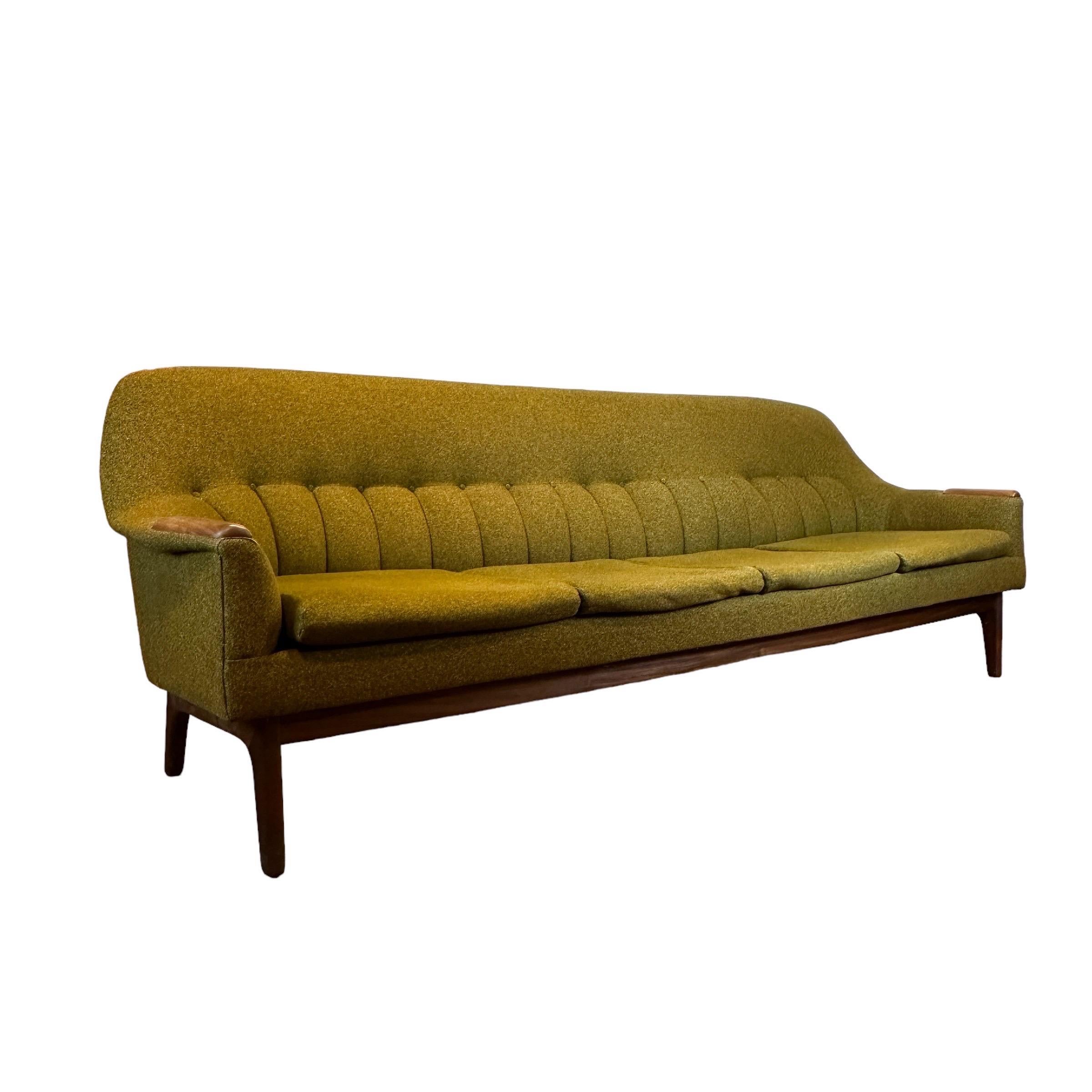 Vintage 4-Sitzer-Sofa mit Pfoten aus Teakholz, Mid-Century im Angebot