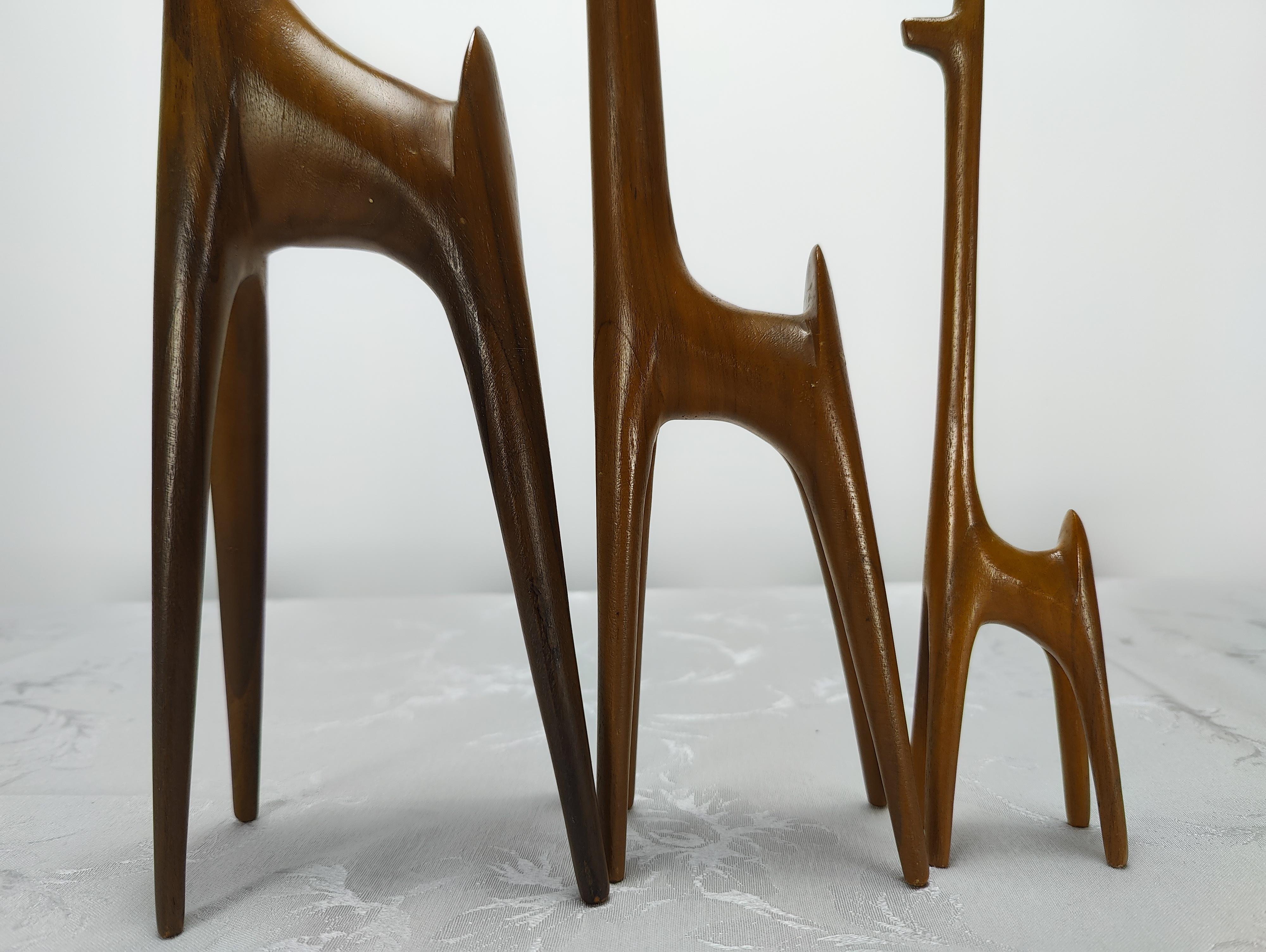 Just in, an great looking set of 3 antelopes in a warm teak wood. 3 Sizes measuring from tallest to smallest: 28.5h, 20.5h, 10h. Please note that that the tallest one had a break near head, please refer to picture. If you have any questions, please