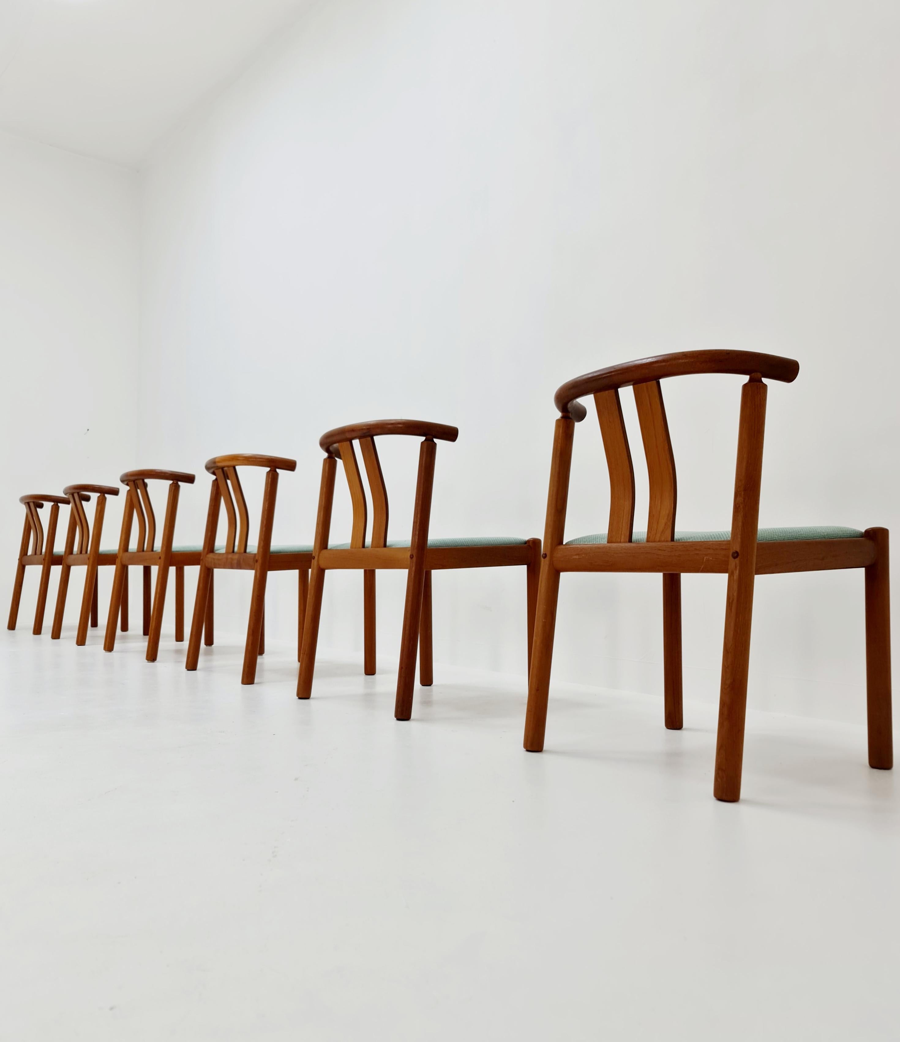 Vintage Mid Century teak dining chairs By   Hans J.Frydendal for Boltinge, 1960s, Set of 6

Made in Denmark 

The chair frames are made from solid teak, and  the fabric is new and in high quility 

Designer / Manufacturer: Hans J.Frydendal for