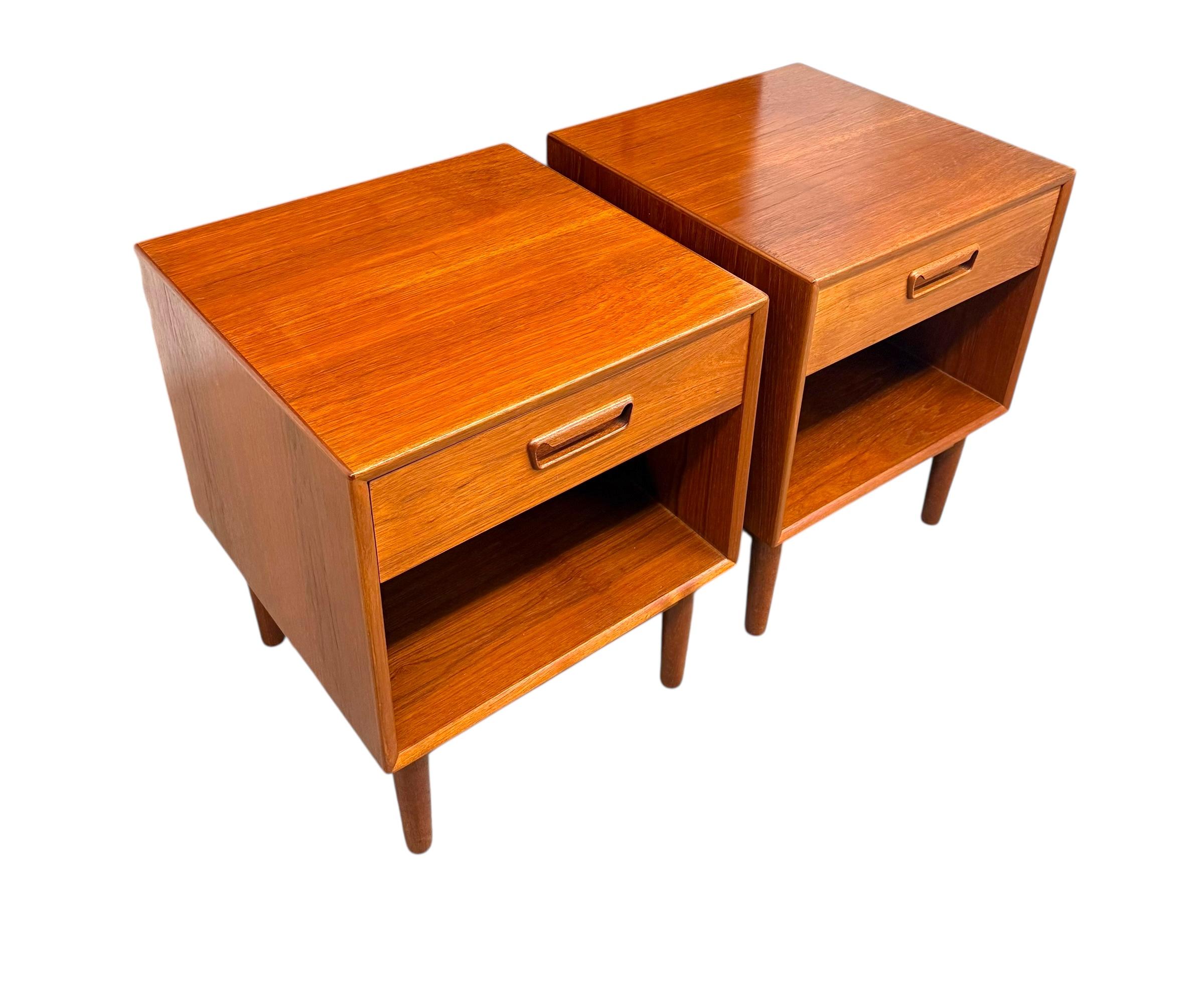 Mid-Century moderno Vintage Mid Century  Set di 2 tavolini in teak di Westnofa, Design scandinavo. in vendita