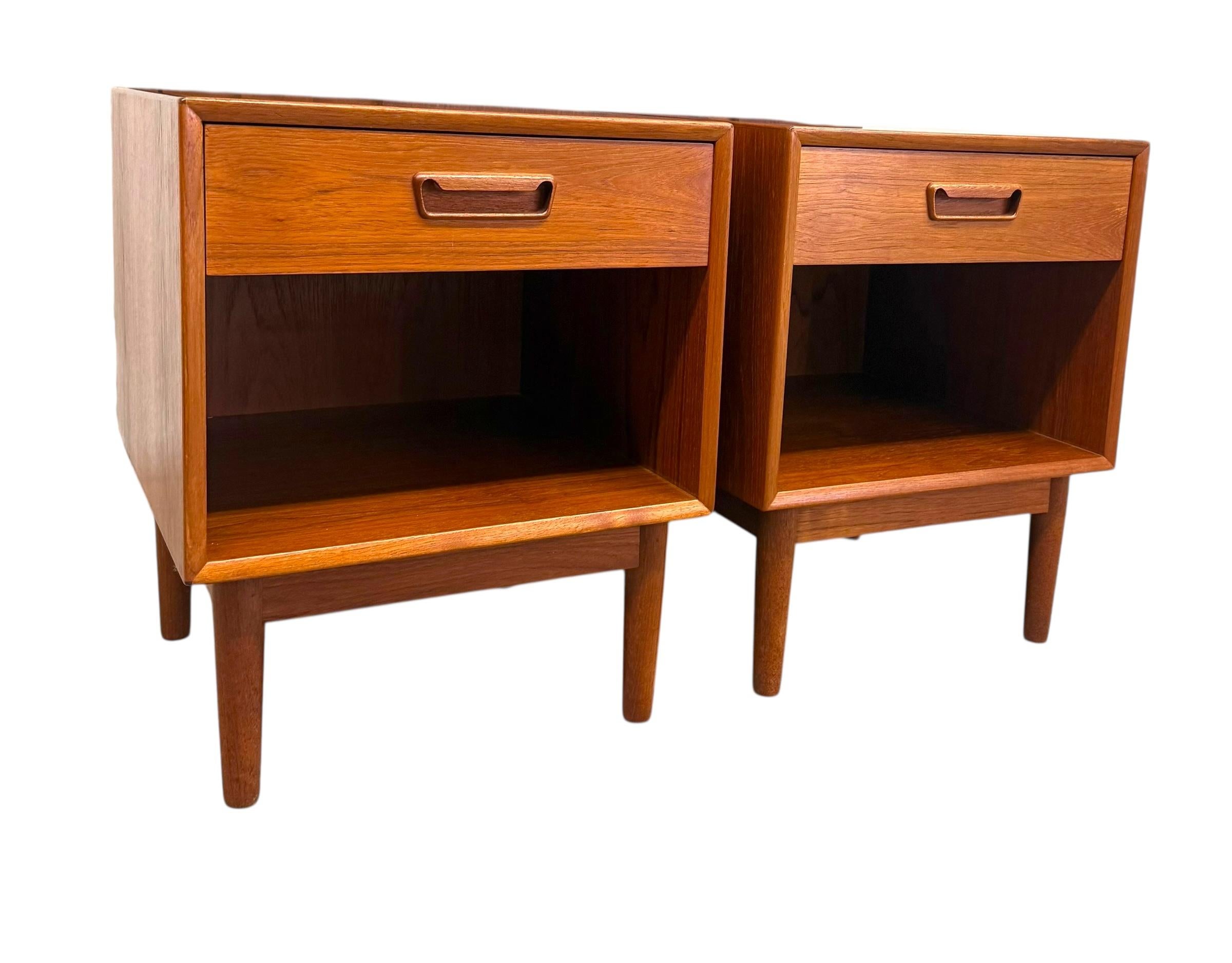 Fine XX secolo Vintage Mid Century  Set di 2 tavolini in teak di Westnofa, Design scandinavo. in vendita