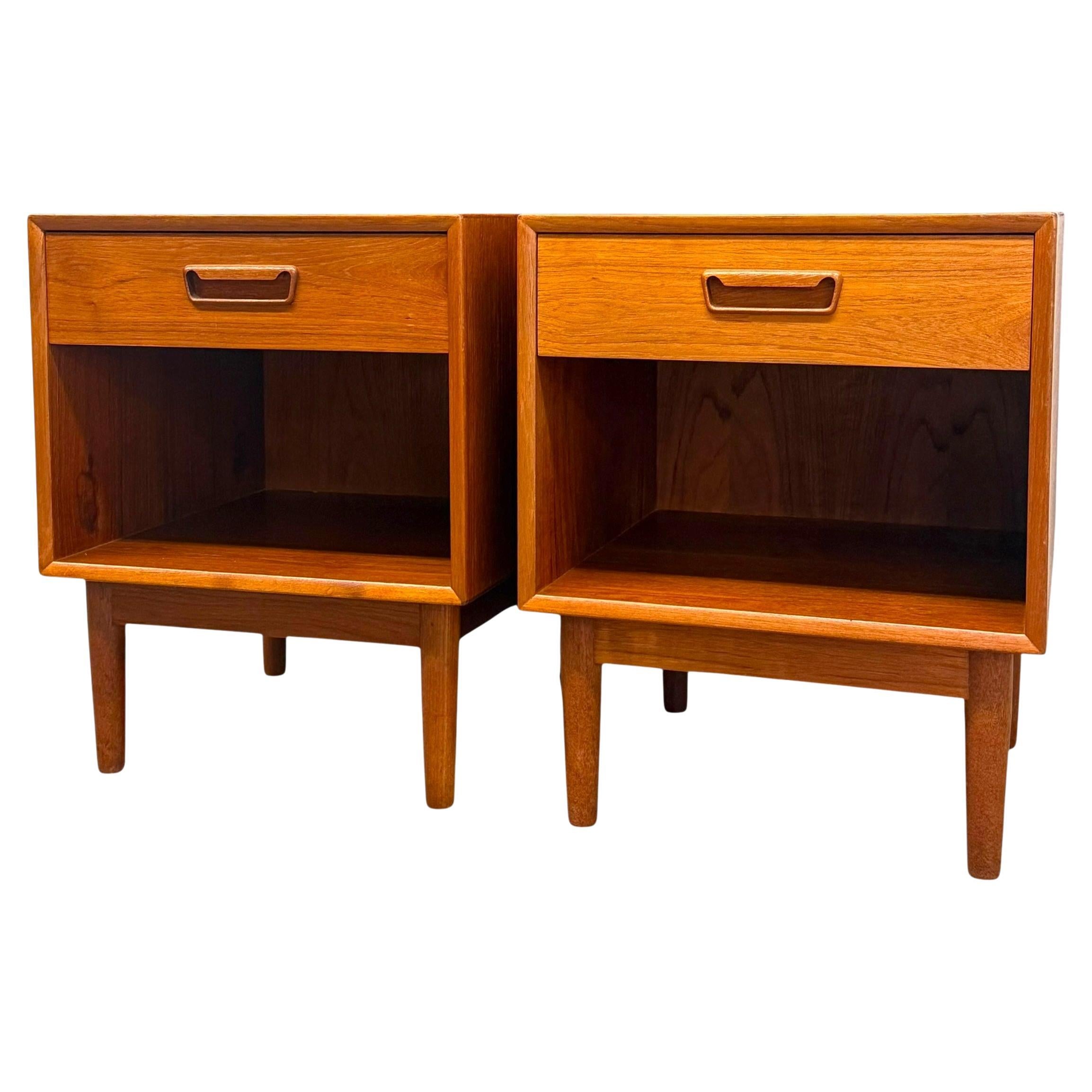 Vintage Mid Century  Set di 2 tavolini in teak di Westnofa, Design scandinavo. in vendita