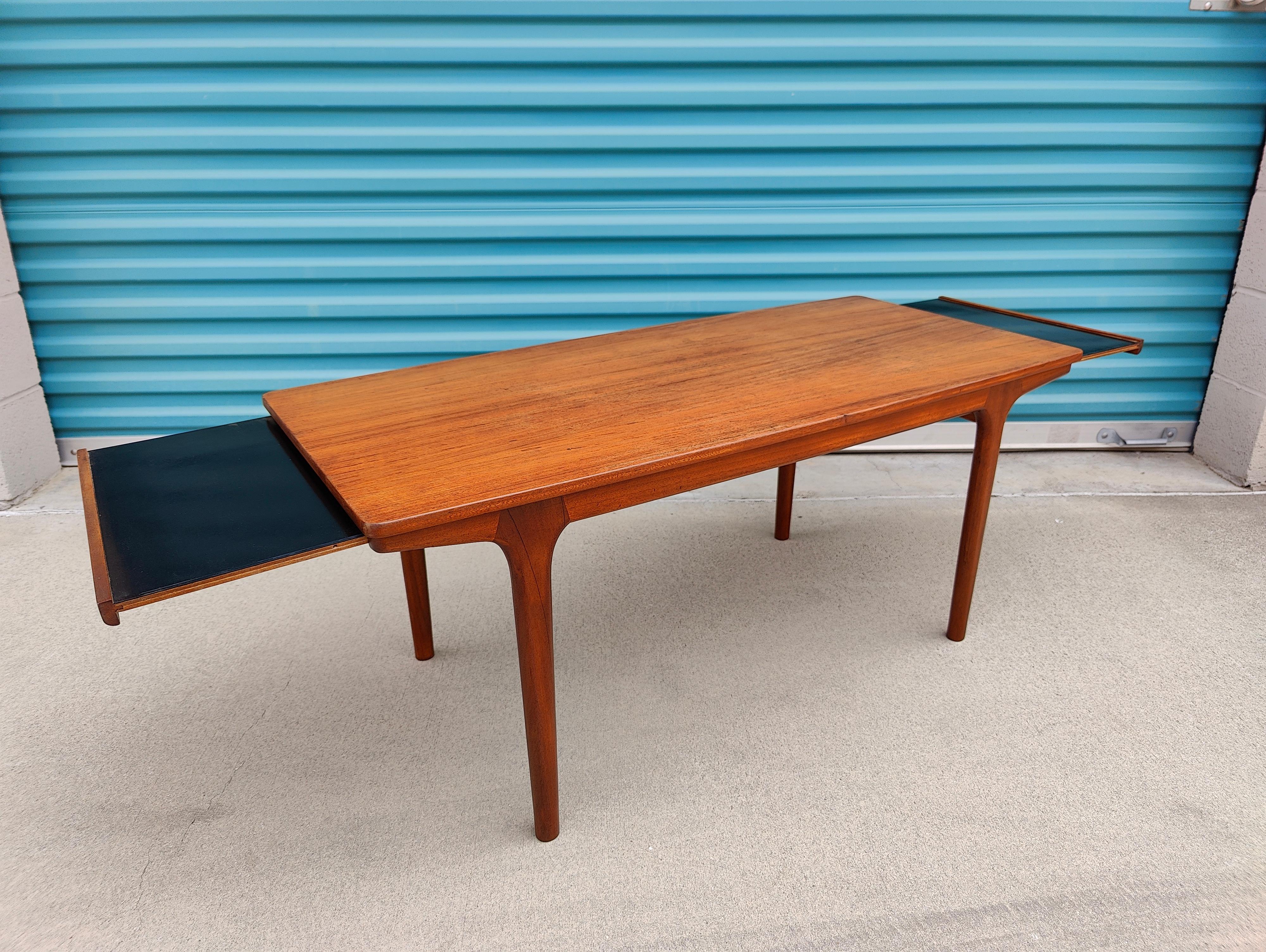 Vintage Midcentury Teak Expandable Coffee Table by McIntosh, 1960s In Good Condition In Chino Hills, CA