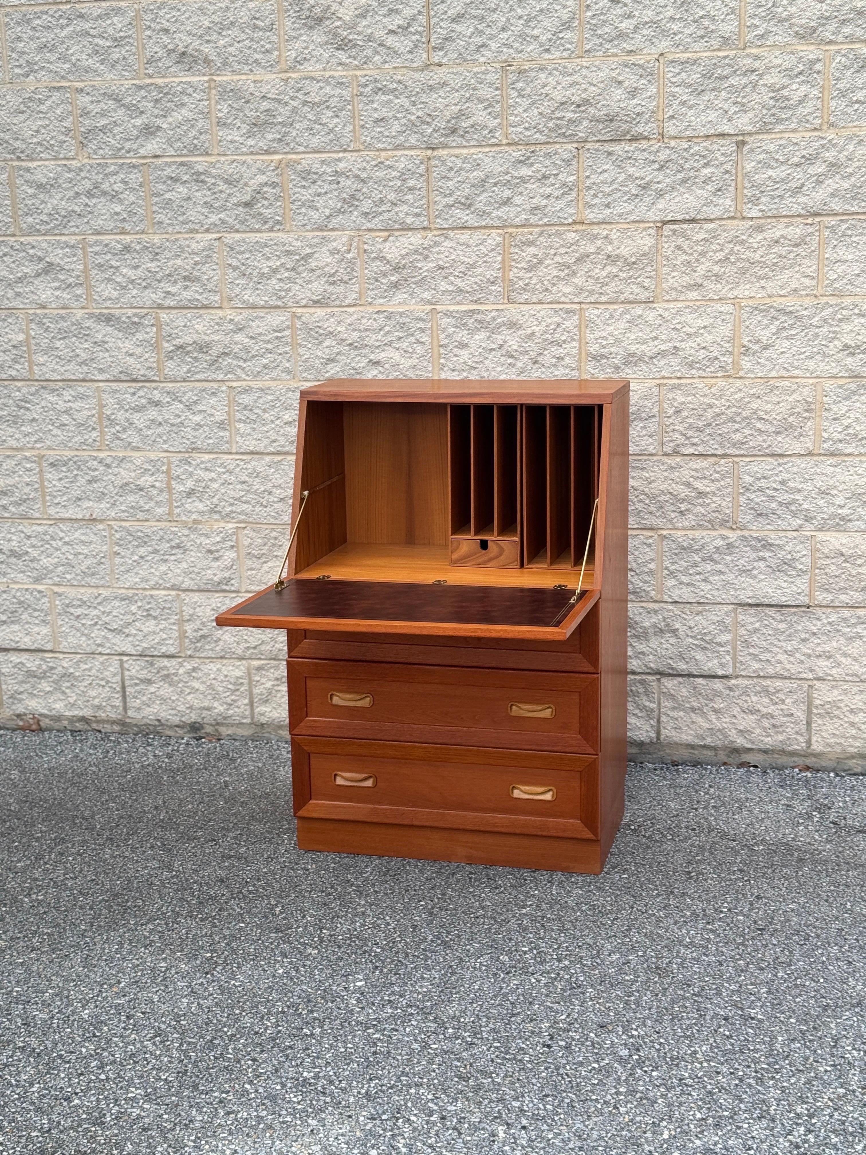 Mid-Century Modern Bureau secrétaire vintage du milieu du siècle dernier en teck avec compartiment ajusté en vente