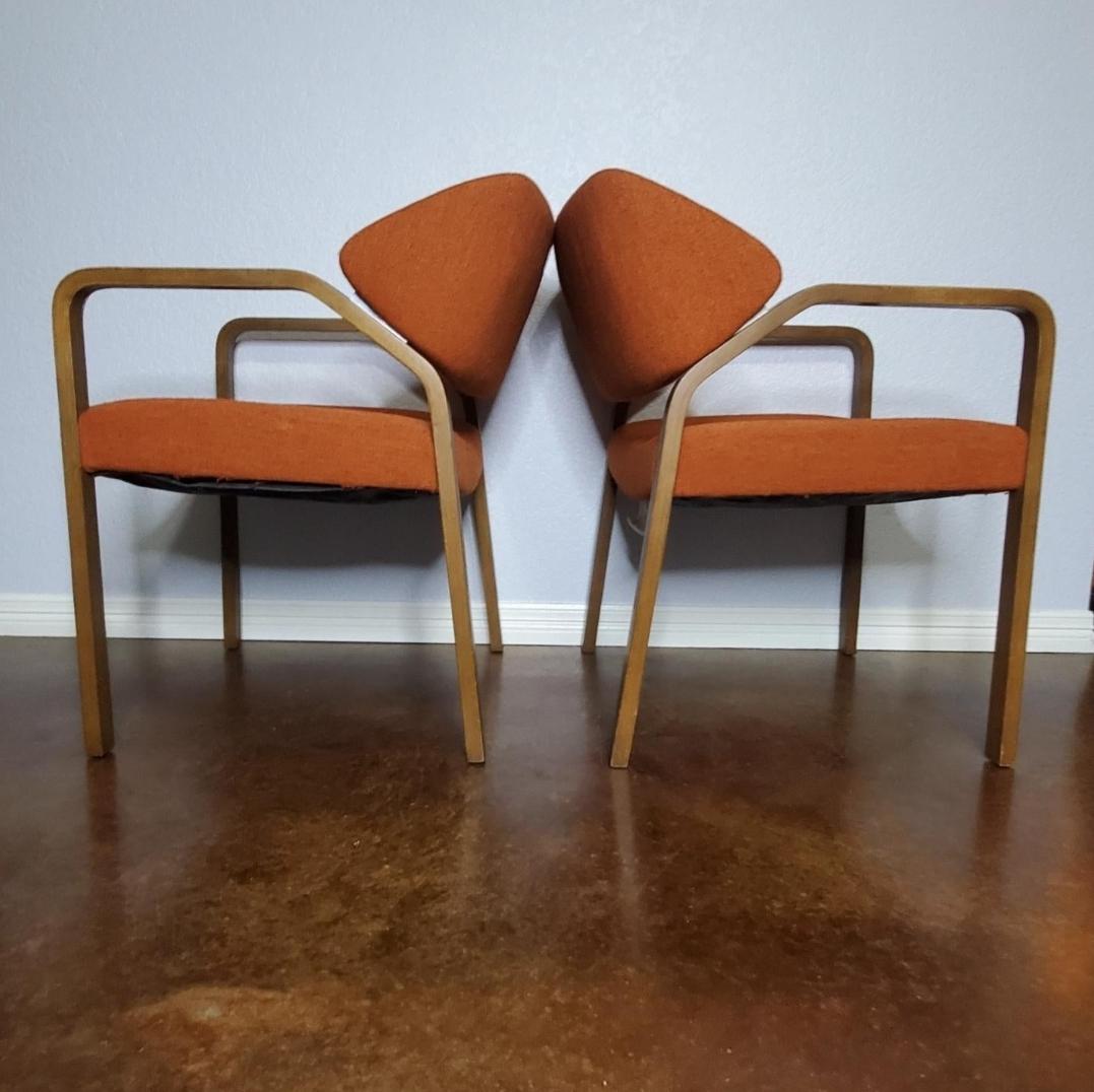Seltener Vintage-Satz von Thonet Bugholzsesseln aus der Mitte des Jahrhunderts.
Leuchtendes, auffälliges Orange.
Diese Stühle sind nirgends zu finden.
Die Rückenlehne des Sitzes lässt sich sogar ein wenig zurücklehnen.
Auf dem Etikett steht