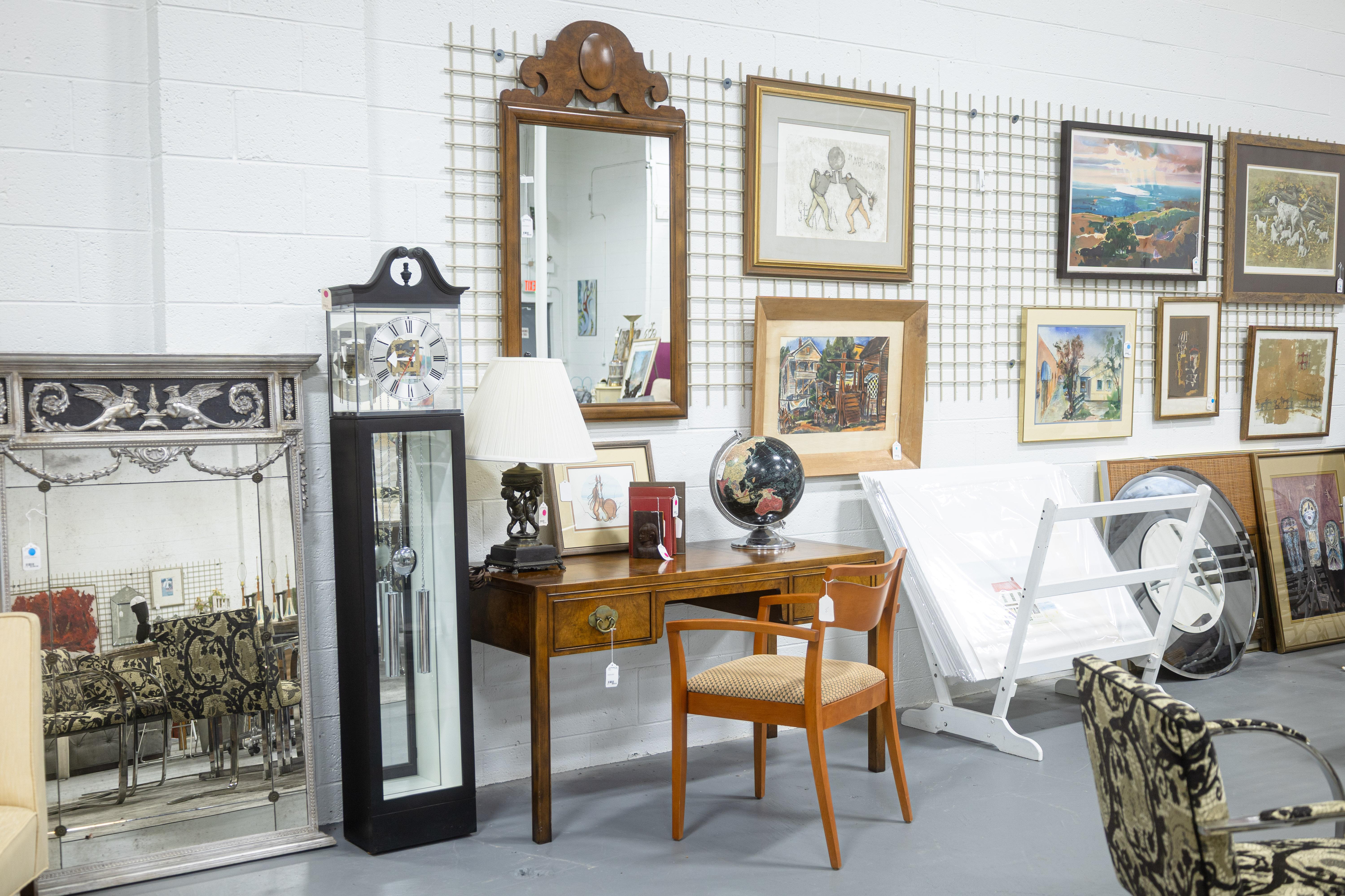 Una scrivania vintage di Baker Furniture in stile Ming. Questa splendida scrivania della metà del secolo scorso presenta un delizioso design tradizionale. Ha una forma elegante e sottile con quattro gambe sottili e scolpite, un paio di cassetti