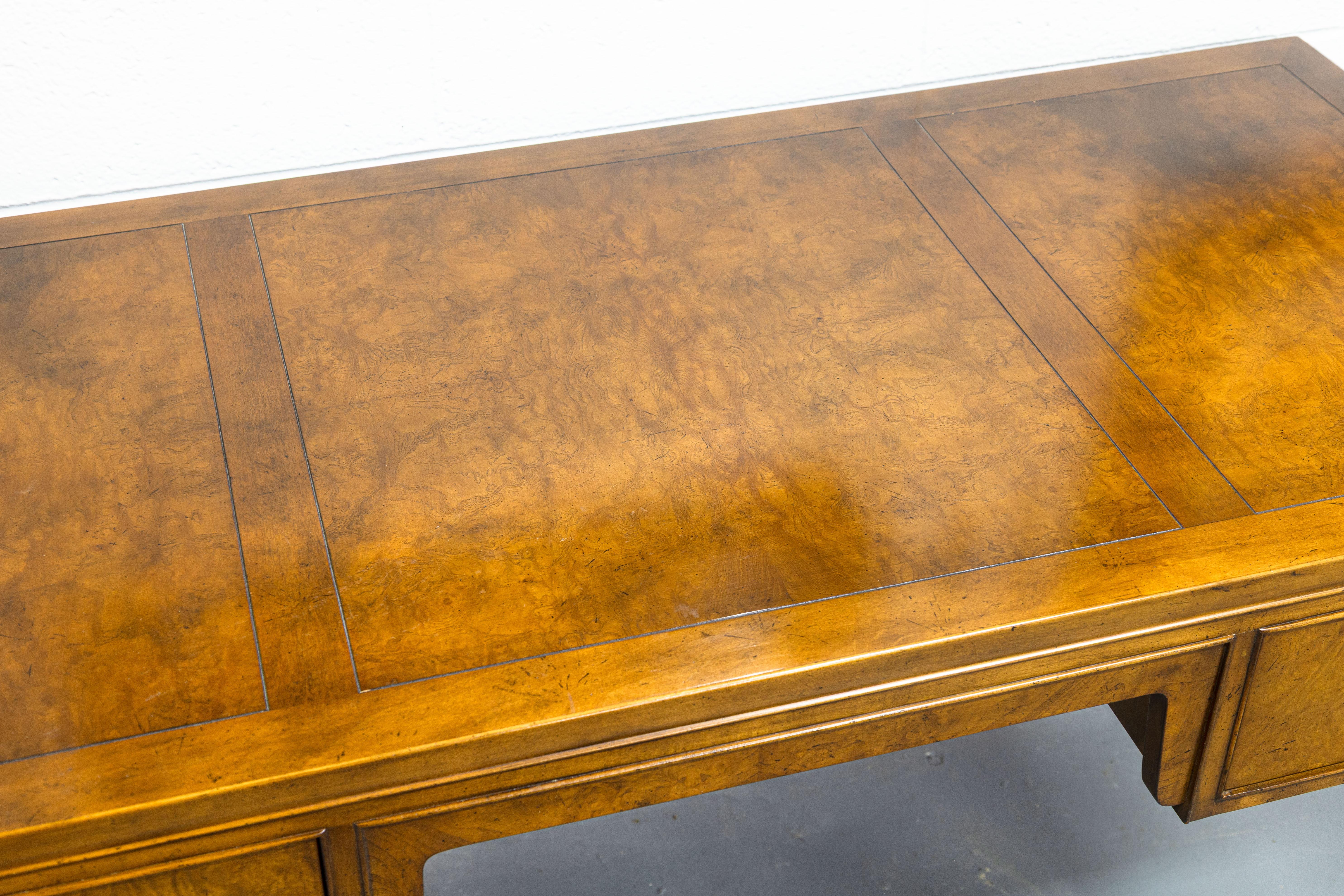 Classico americano Vintage Mid Century Traditional Baker Furniture Ming Style Scrivania in legno misto di frutta in vendita