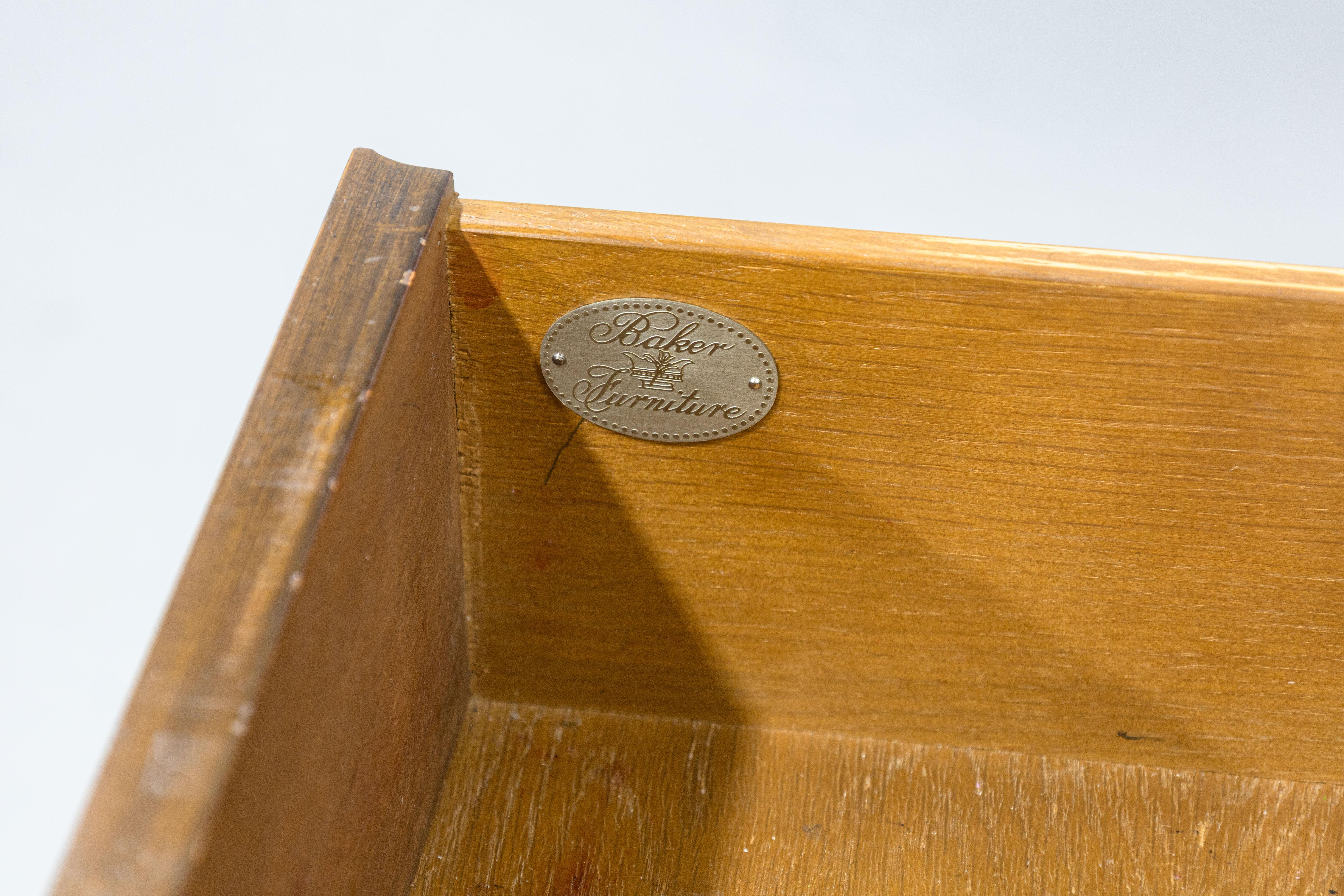 Vintage Mid Century Traditional Baker Furniture Ming Style Scrivania in legno misto di frutta In condizioni buone in vendita a Keego Harbor, MI