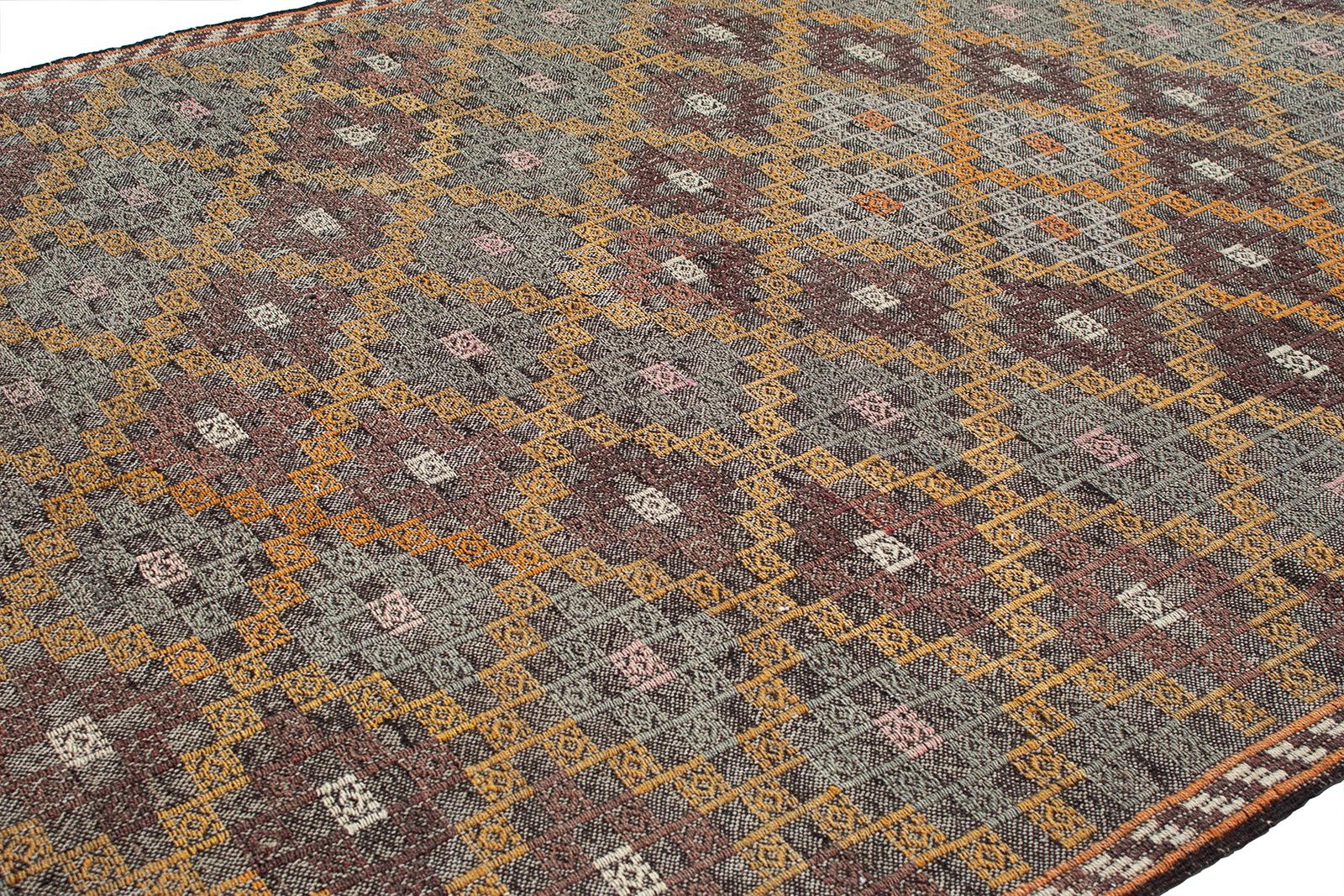 Ces tissages plats incarnent la sophistication minimaliste qui a émergé au milieu du 20e siècle et qui continue de prospérer aujourd'hui. Nous établissons un lien entre les éléments du passé et du présent en utilisant une technique complexe et un