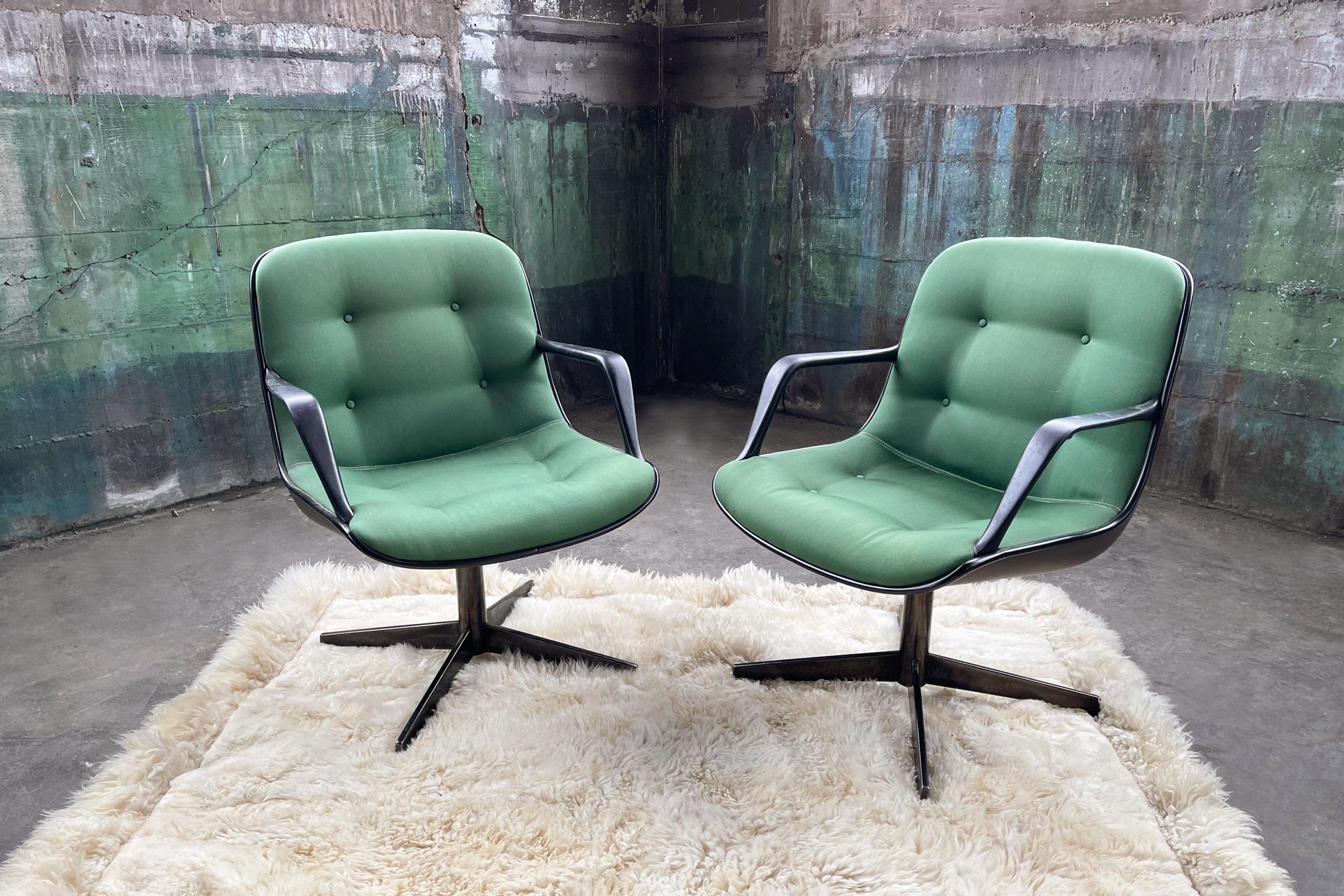 1970's Beautiful Green upholstered bucket seat office or accent chair. in the style of Pollock for Knoll, by Steelcase. This listing is for one chair. Stunning solid black base and seat back. The green is a beautiful color.

Solid base. Chair base