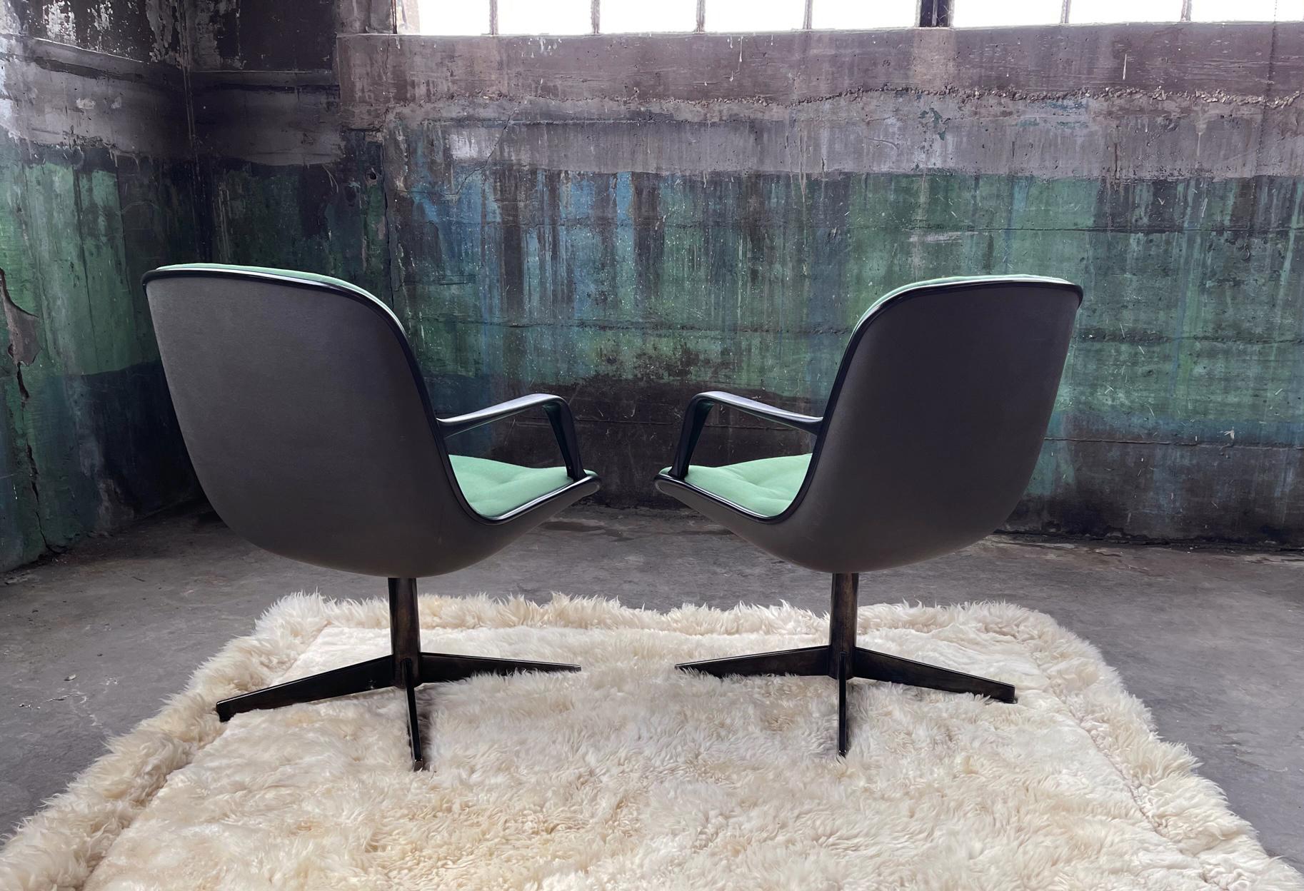 American Vintage Mid-Century Tufted Green Faux Leather Textile Steelcase 451 Office Chair For Sale