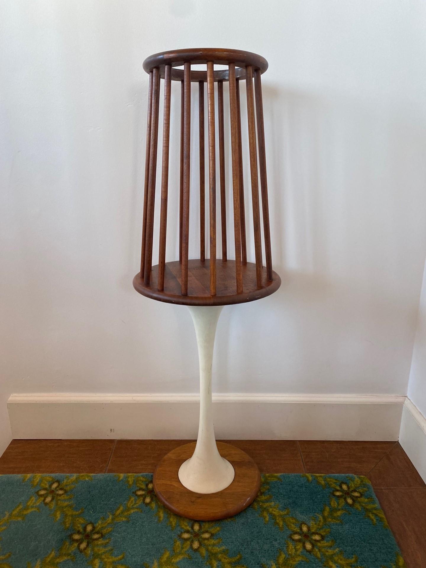 Mid-Century Modern Vintage Mid-Century Tulip Base Plant Stand For Sale