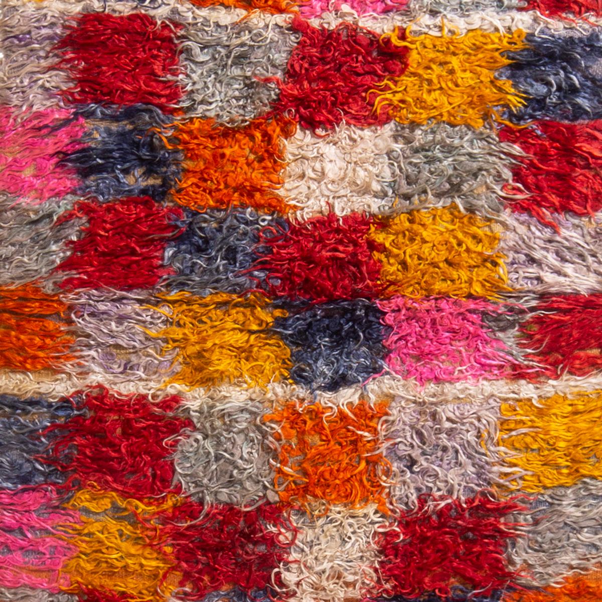 Originaire de Turquie en 1950, ce tapis vintage en laine du milieu du siècle utilise un design Tulu classique avec son propre élément géométrique distinctif. Noués à la main dans des poils de laine particulièrement épais, les tapis Tulu sont connus