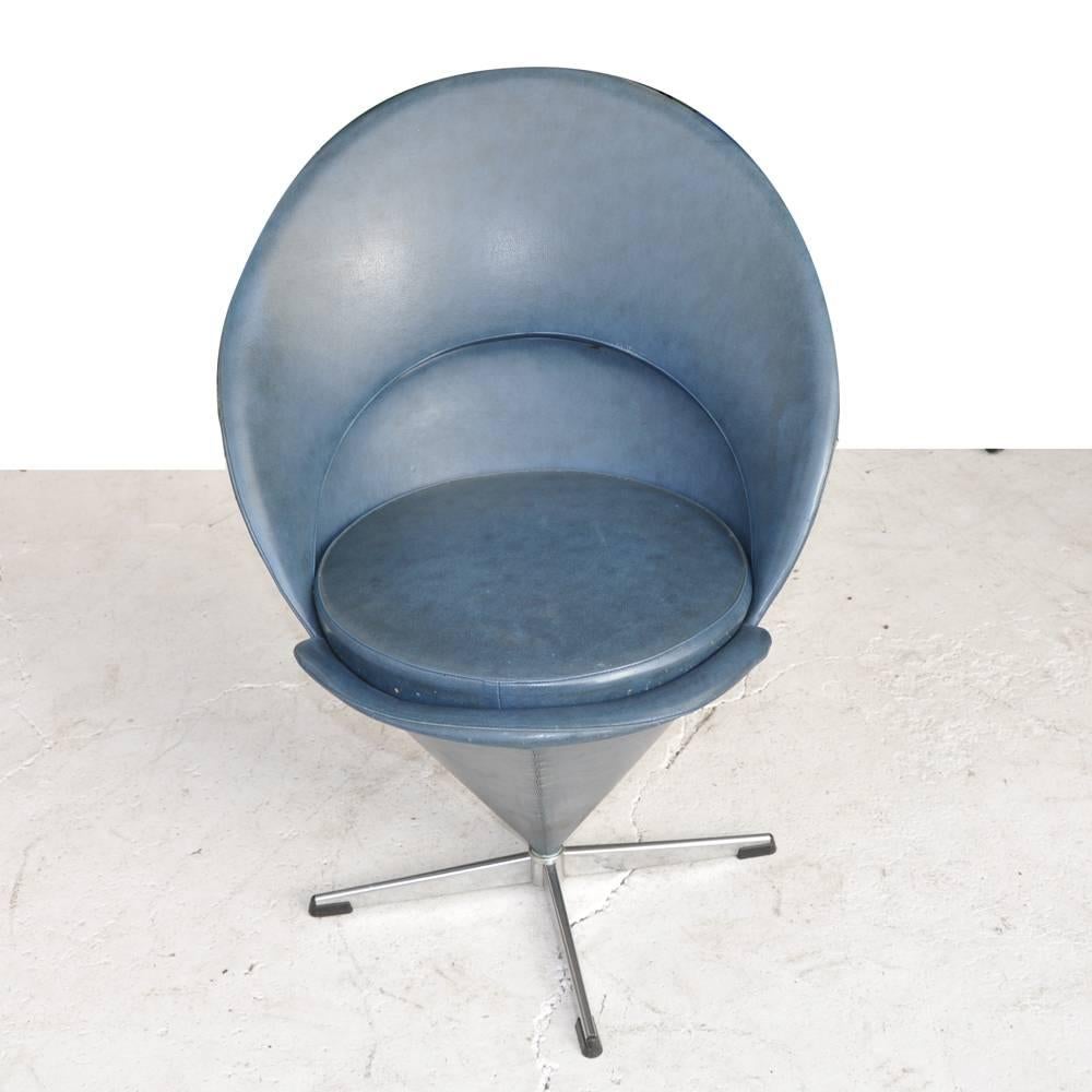 Verner Panton

Vintage Verner Panton cone chair 
 
Cone chair designed in 1958 by Verner Panton. Cone shaped swivel chair rests on a chrome plated steel base.

Age appropriate wear. 
