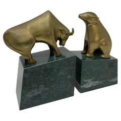 Vintage Mid-Century Wall Street Bär und Stier Bronze Buchstützen, 'Paar'