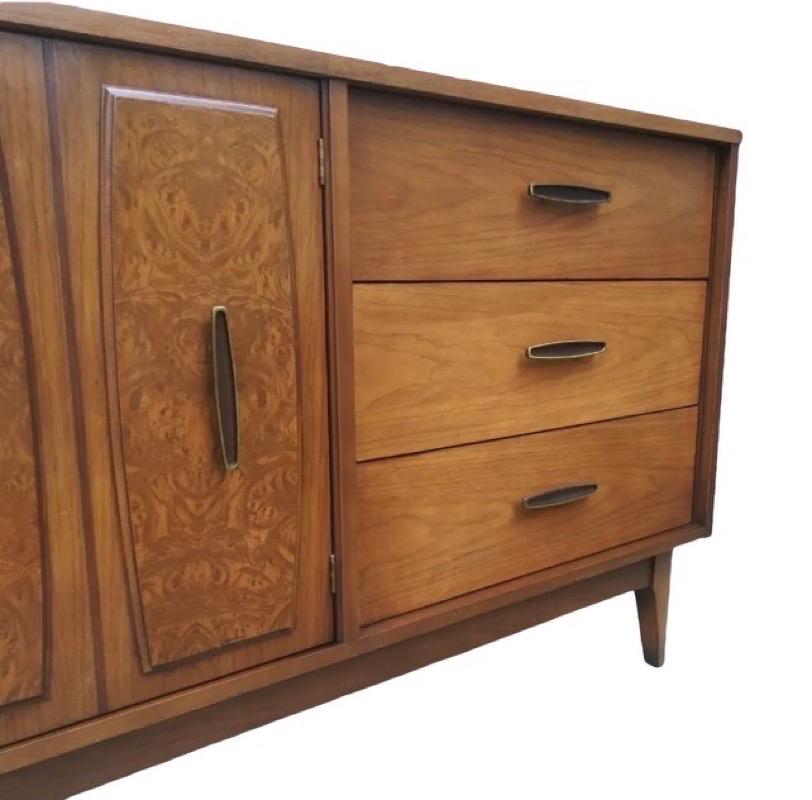 Vintage Mid Century Walnut 9 Drawer Dresser Dovetail Drawers Burl Wood Accent In Good Condition In Seattle, WA