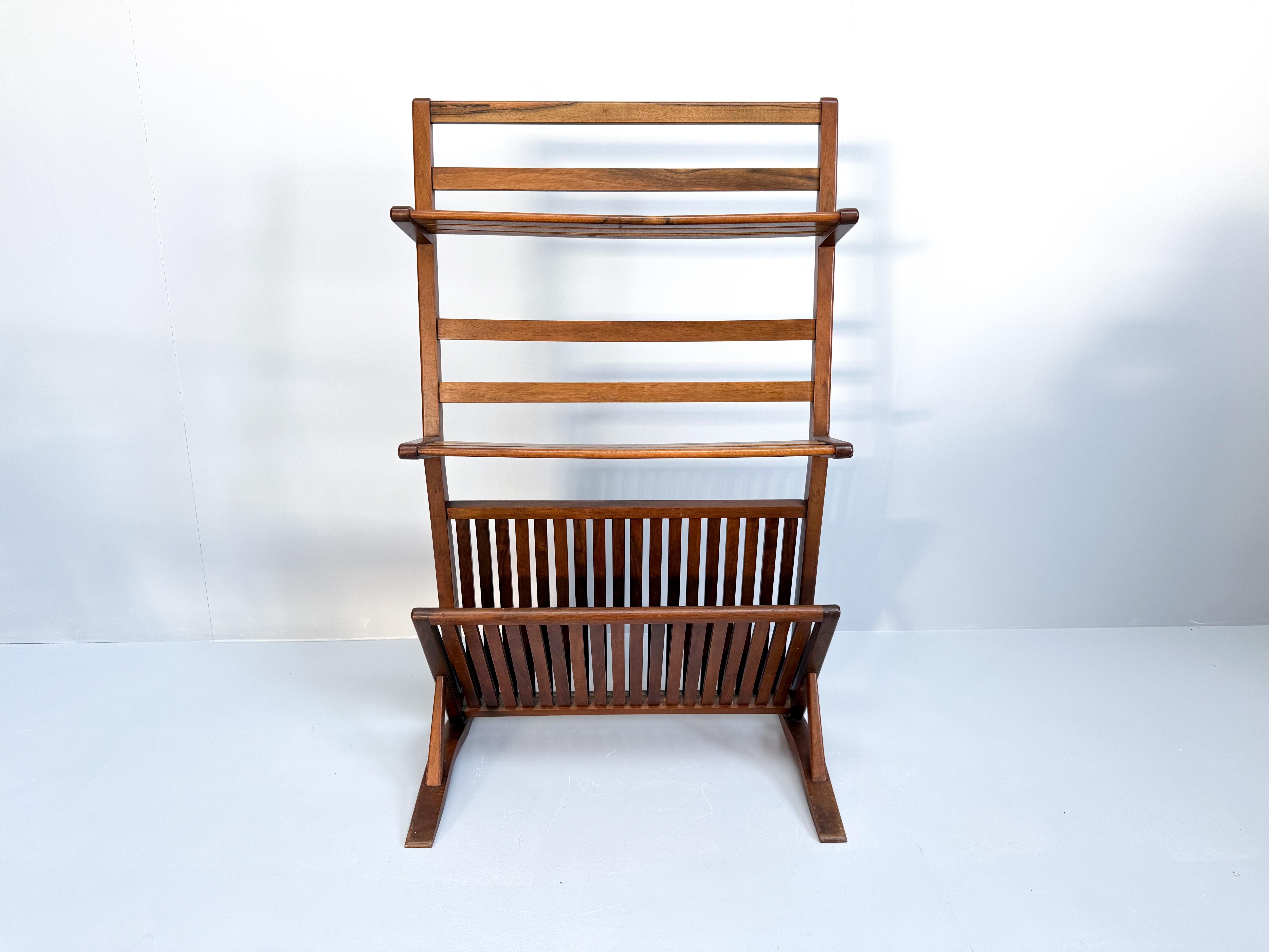 European Vintage Mid-Century Walnut Bookshelf and Magazine Rack (1960s) For Sale