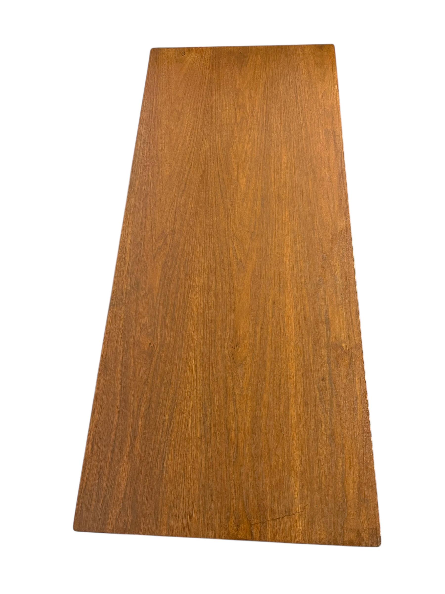 Vintage Mid Century Schreibtisch aus Nussbaumholz im Stil der Drexel Erklärung von Kipp Stewart. im Angebot 4
