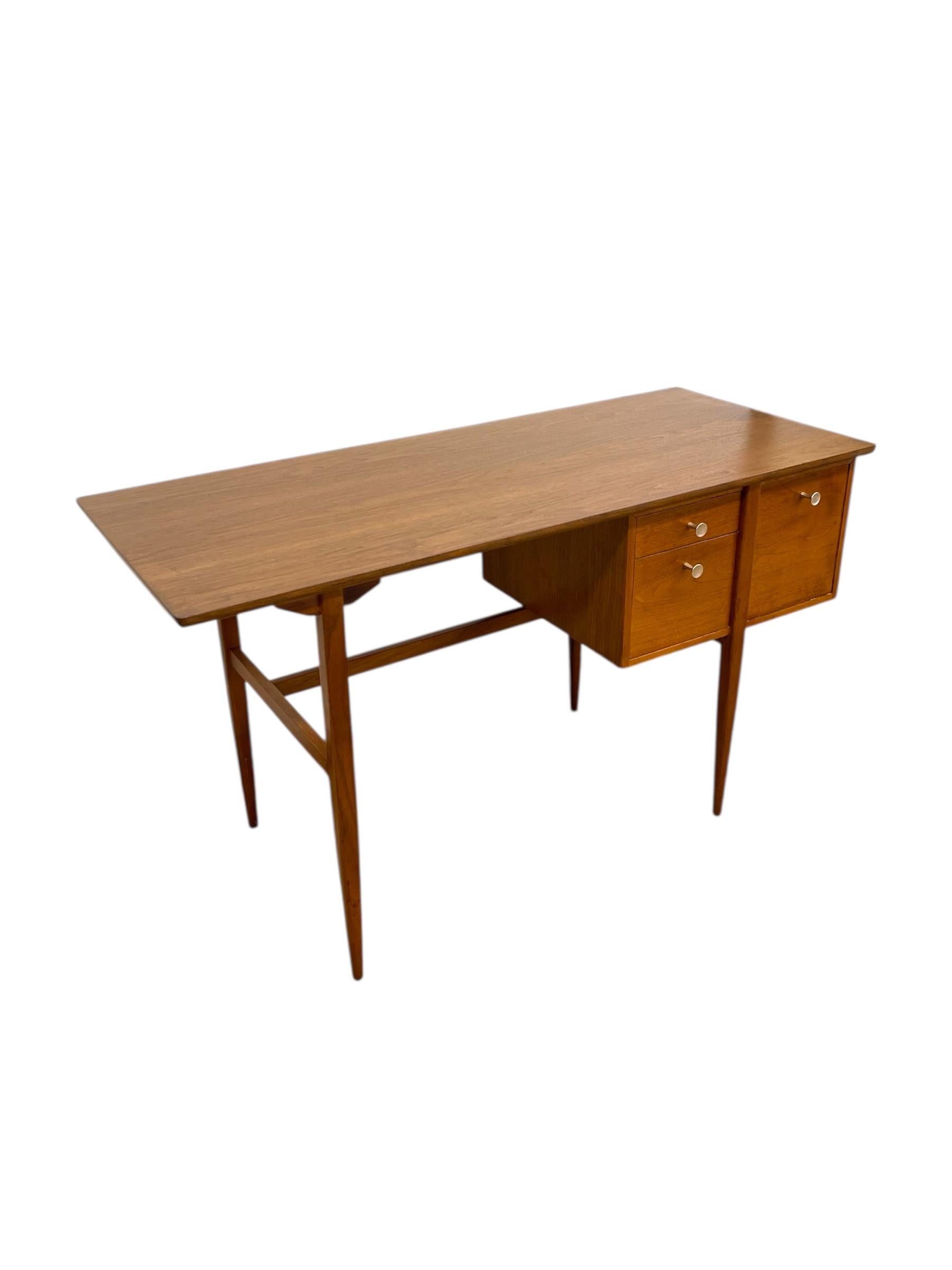Vintage Mid Century Schreibtisch aus Nussbaumholz im Stil der Drexel Erklärung von Kipp Stewart. (Moderne der Mitte des Jahrhunderts) im Angebot