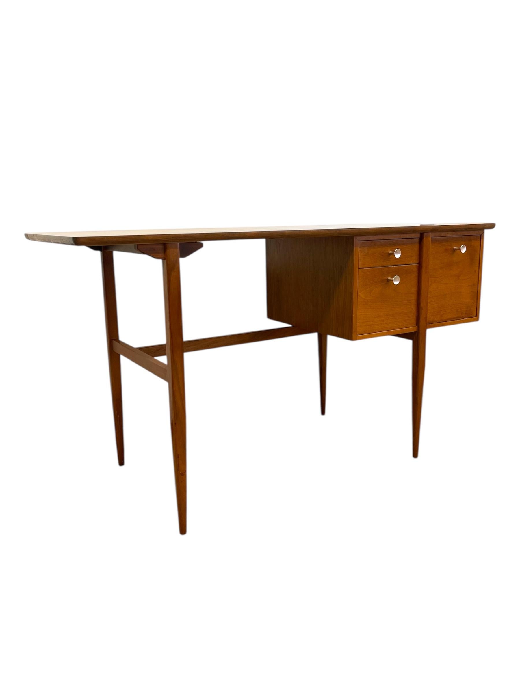 Vintage Mid Century Schreibtisch aus Nussbaumholz im Stil der Drexel Erklärung von Kipp Stewart. im Zustand „Gut“ im Angebot in Seattle, WA