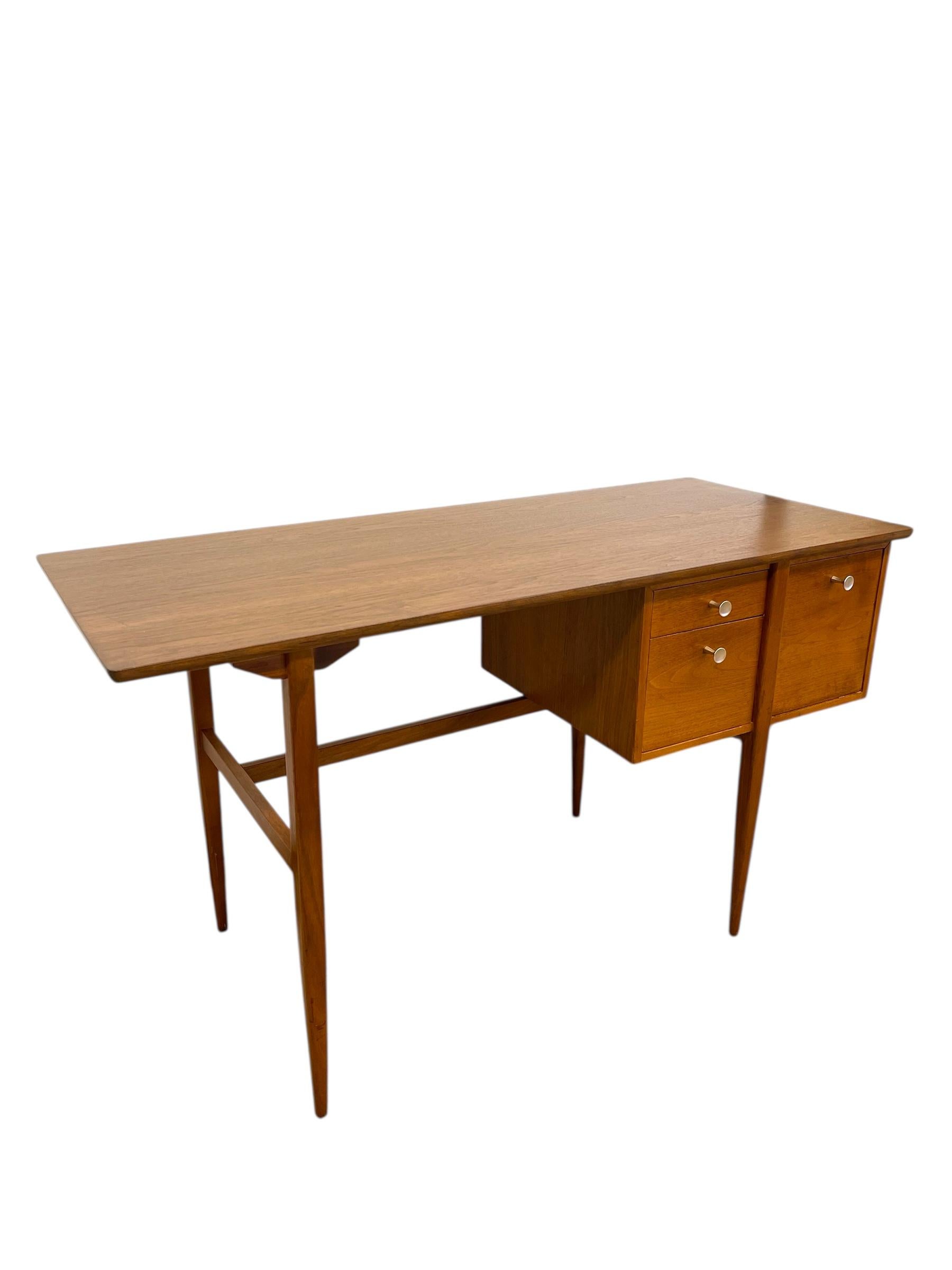 Vintage Mid Century Schreibtisch aus Nussbaumholz im Stil der Drexel Erklärung von Kipp Stewart. (Ende des 20. Jahrhunderts) im Angebot
