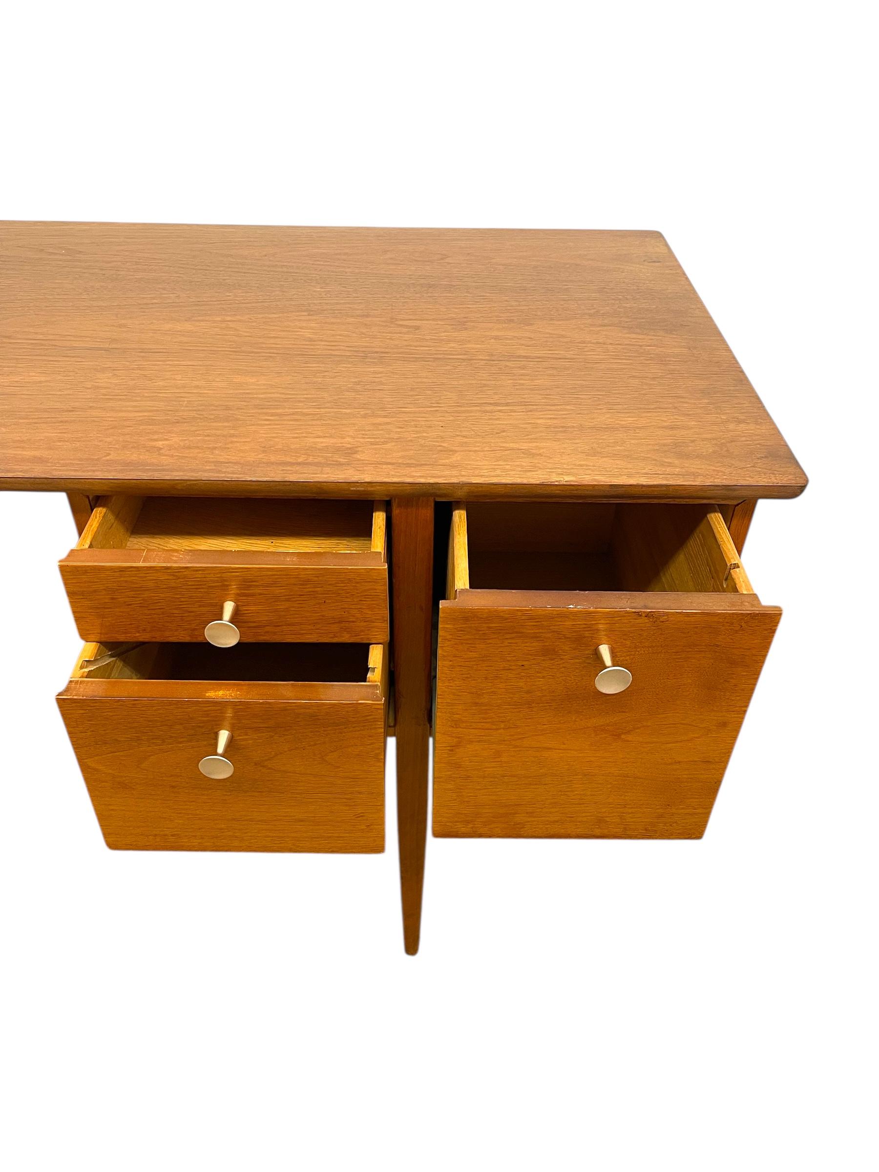 Vintage Mid Century Schreibtisch aus Nussbaumholz im Stil der Drexel Erklärung von Kipp Stewart. (Walnuss) im Angebot