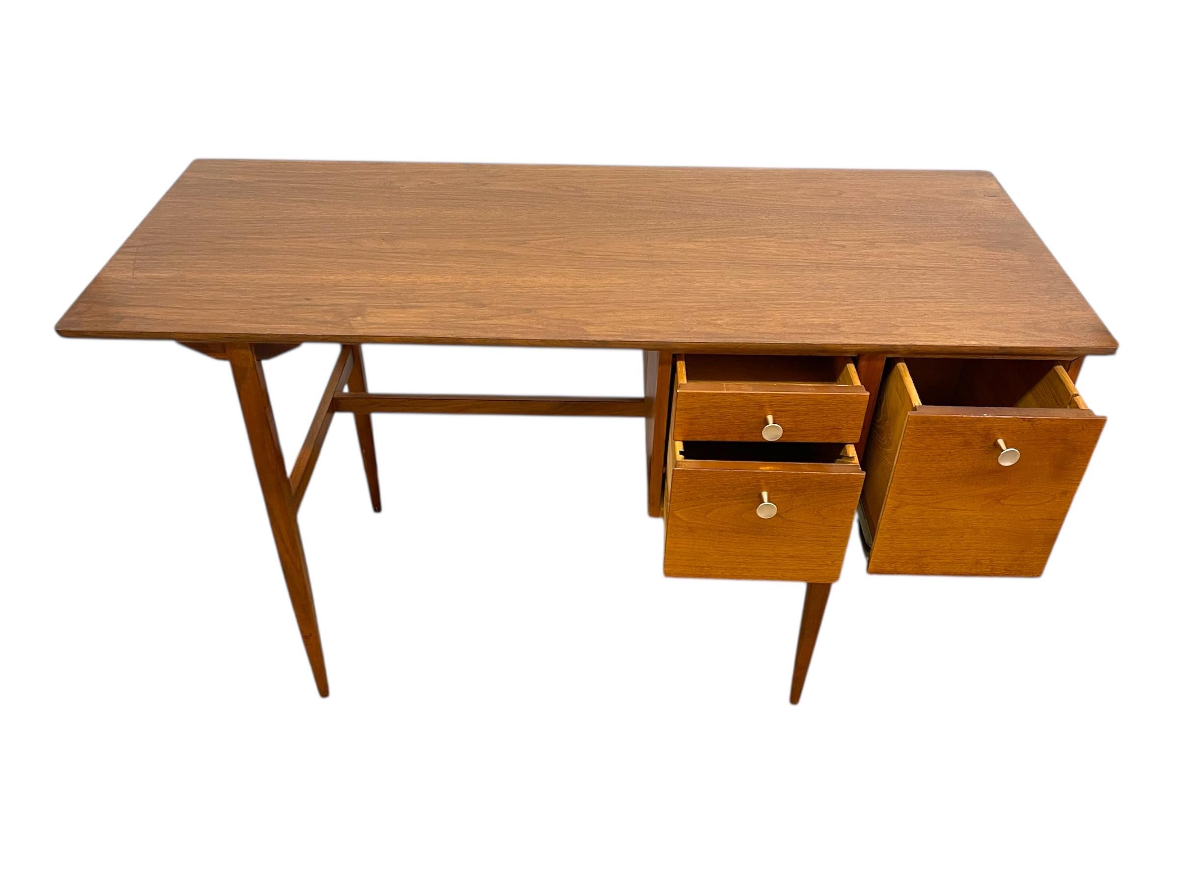 Vintage Mid Century Schreibtisch aus Nussbaumholz im Stil der Drexel Erklärung von Kipp Stewart. im Angebot 1