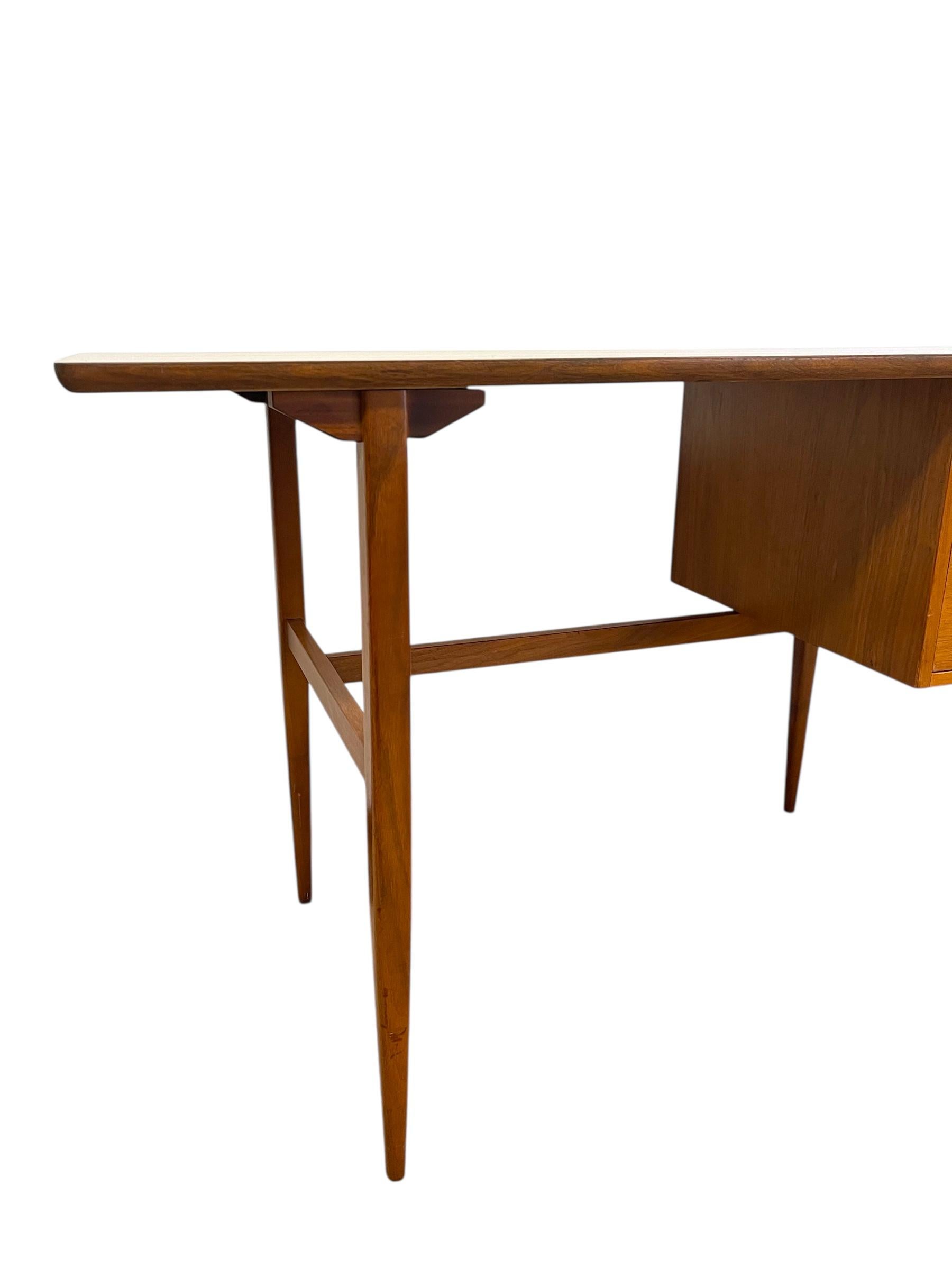 Vintage Mid Century Schreibtisch aus Nussbaumholz im Stil der Drexel Erklärung von Kipp Stewart. im Angebot 2