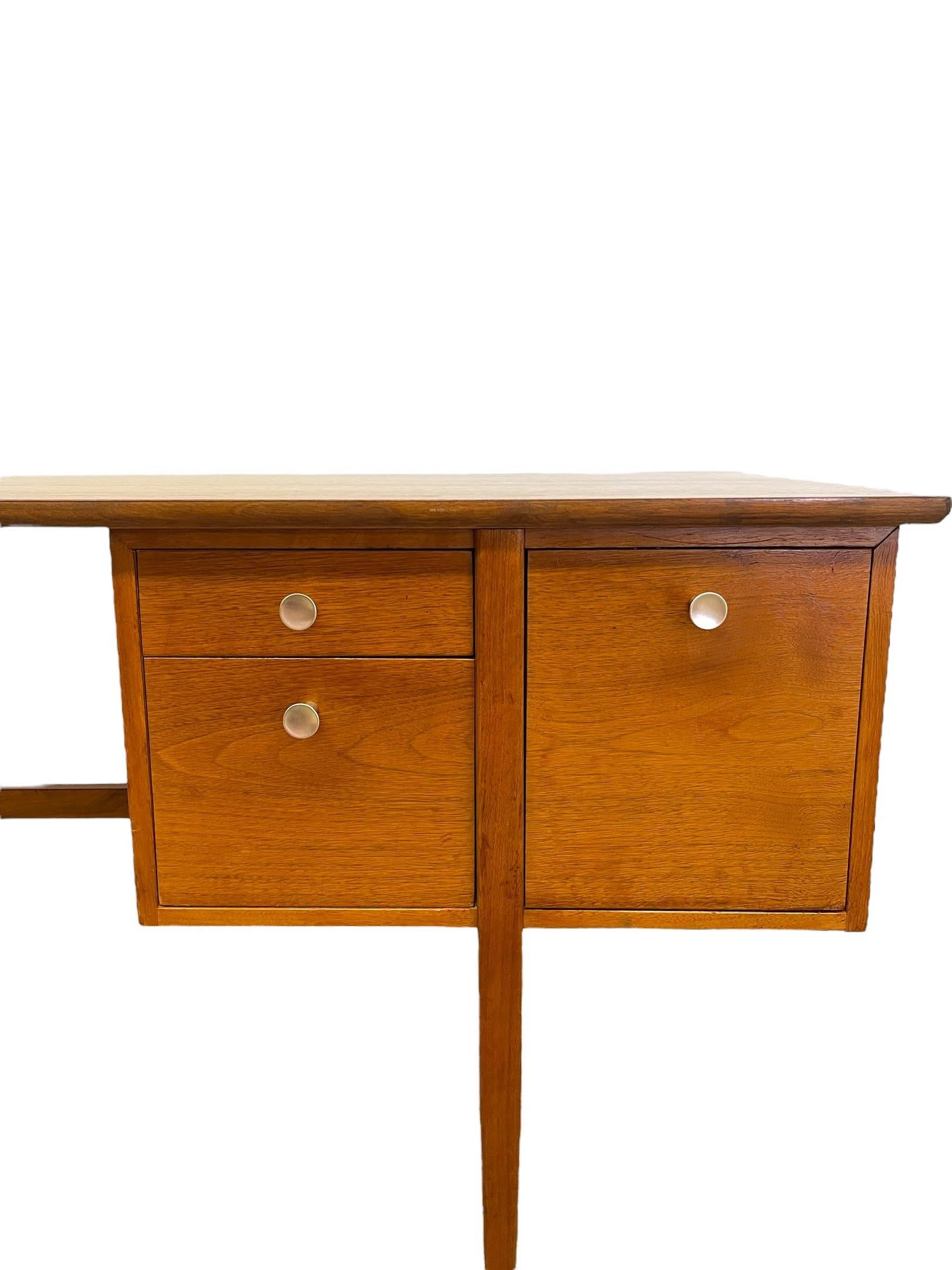 Vintage Mid Century Schreibtisch aus Nussbaumholz im Stil der Drexel Erklärung von Kipp Stewart. im Angebot 3