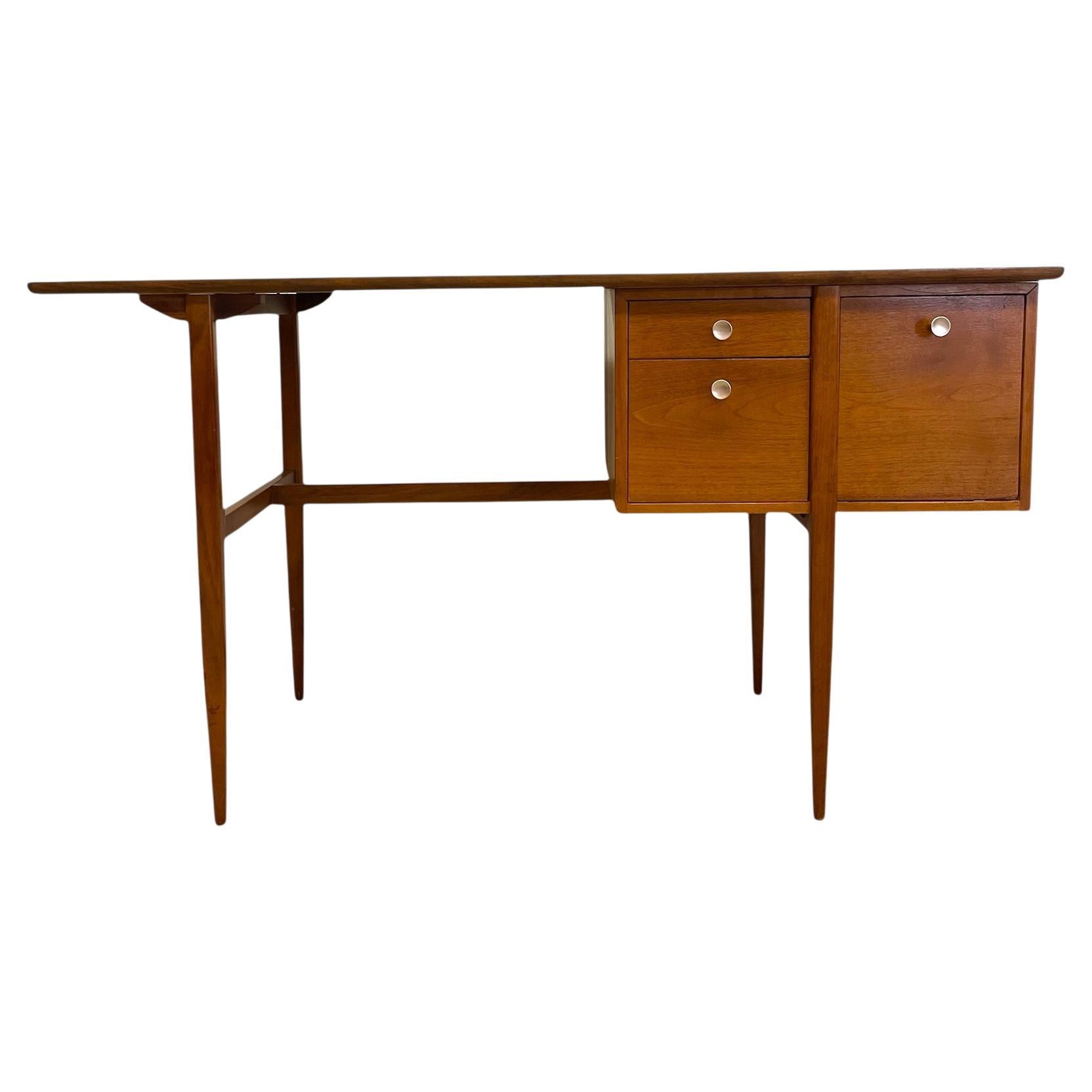 Vintage Mid Century Schreibtisch aus Nussbaumholz im Stil der Drexel Erklärung von Kipp Stewart. im Angebot