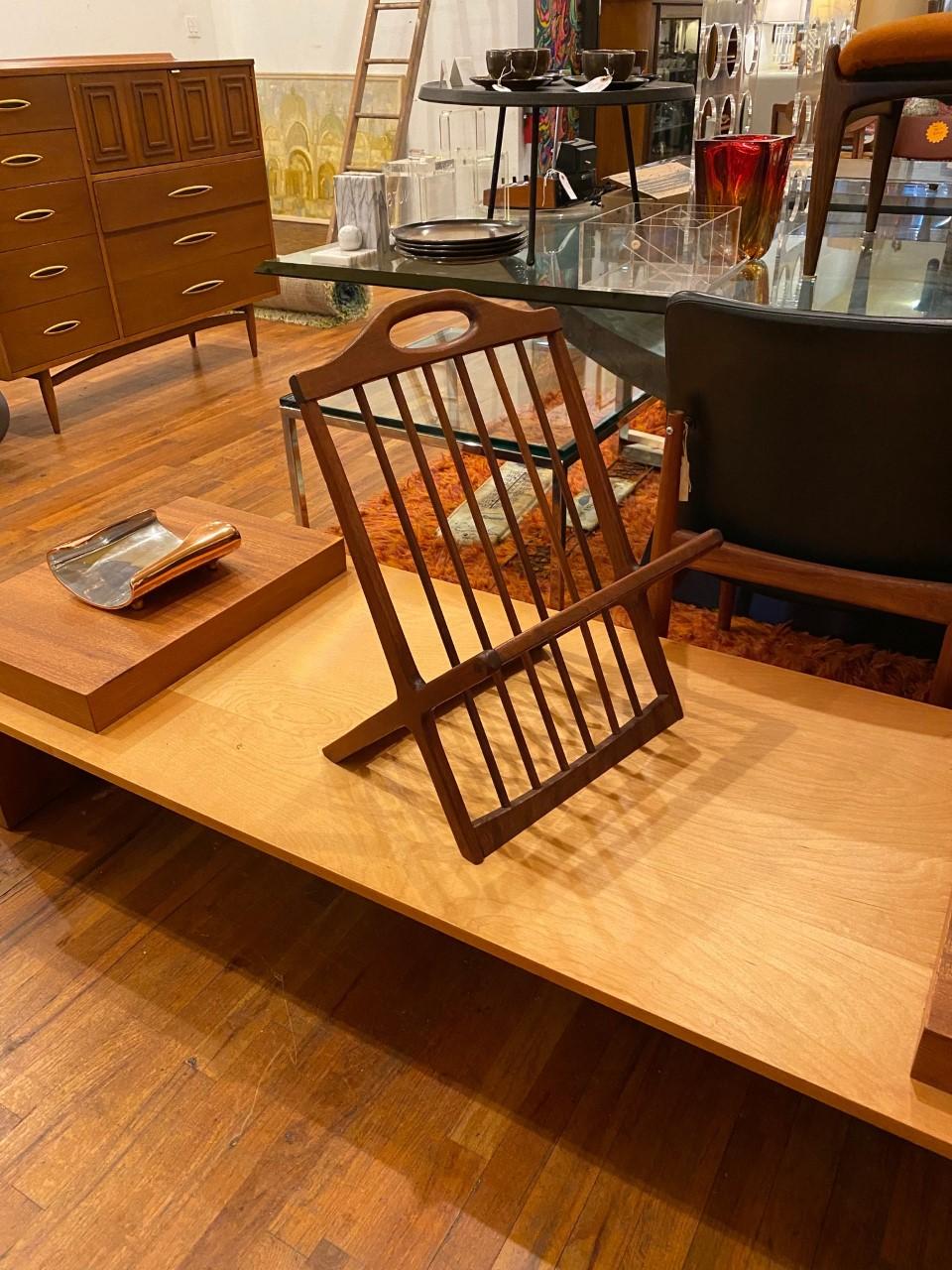 Vintage Midcentury Walnut Magazine Rack by Arthur Umanoff In Good Condition For Sale In San Diego, CA