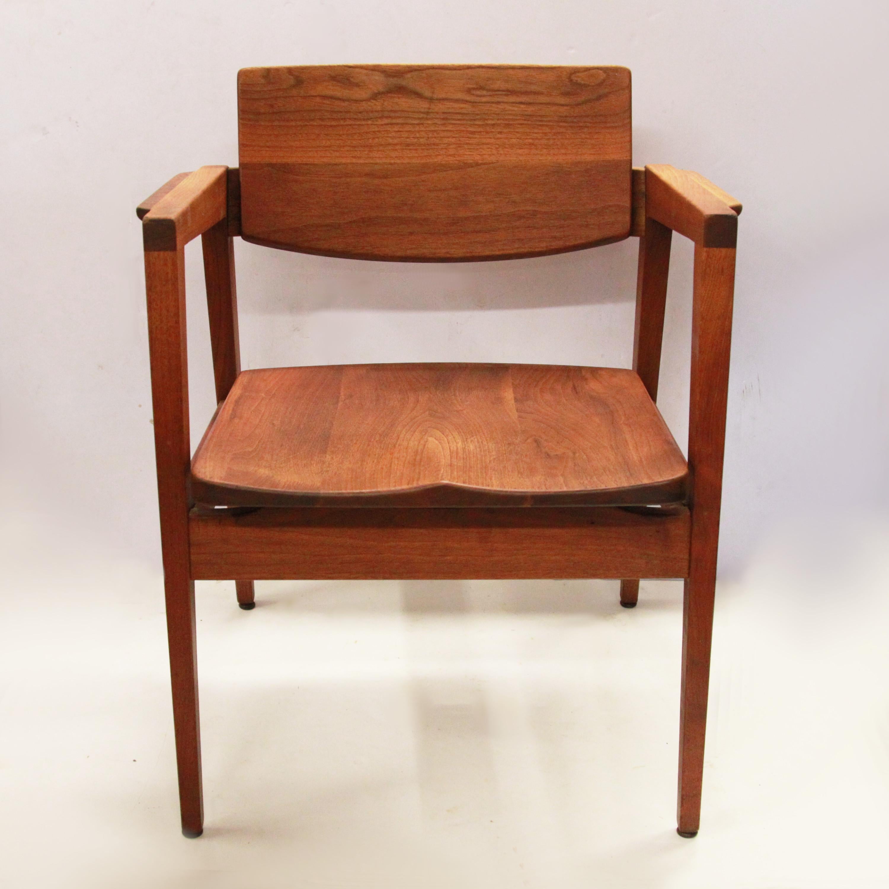 Mid-Century Modern Vintage Mid-Century Walnut Modern Dining Chairs Armchairs by Gunlocke en vente