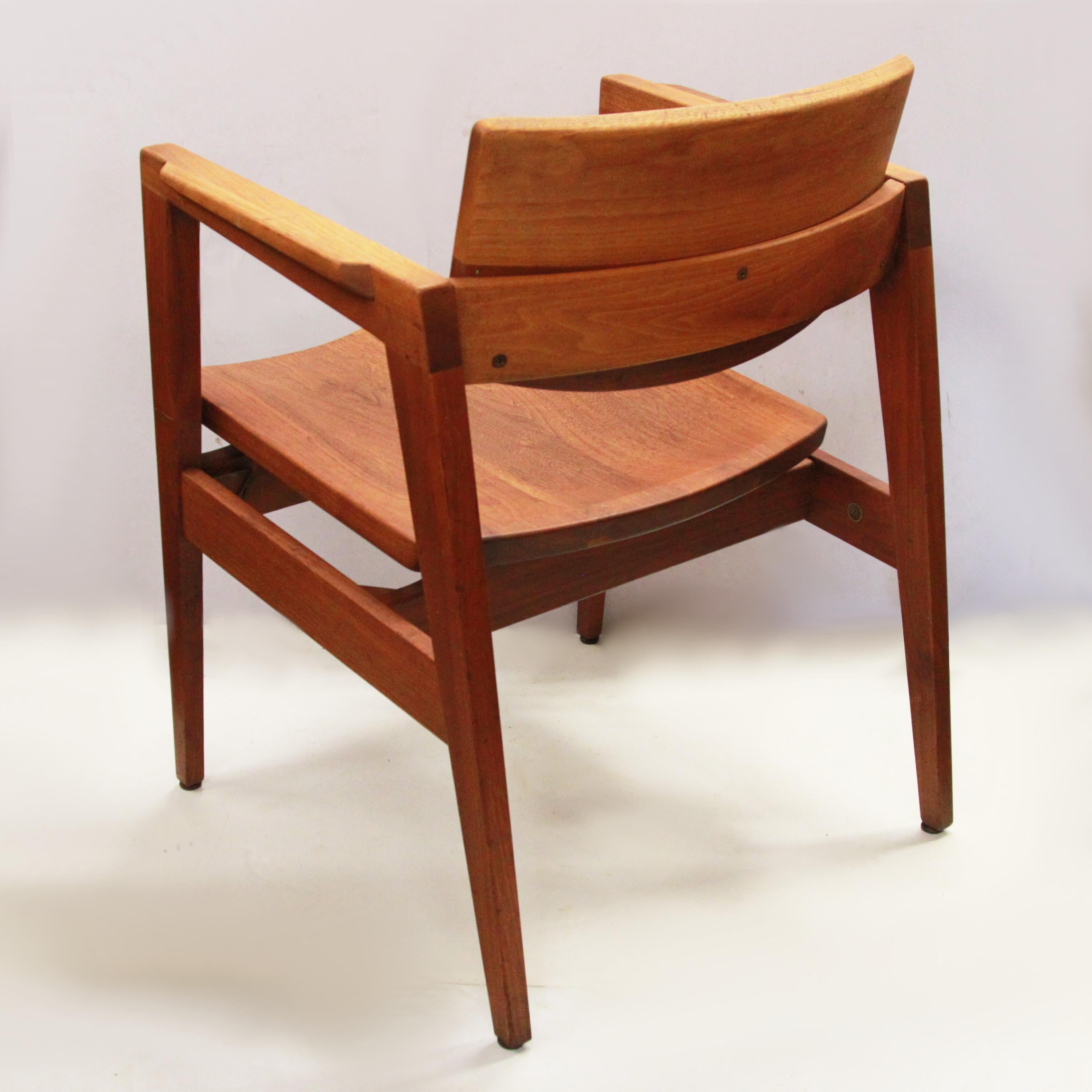 Américain Vintage Mid-Century Walnut Modern Dining Chairs Armchairs by Gunlocke en vente