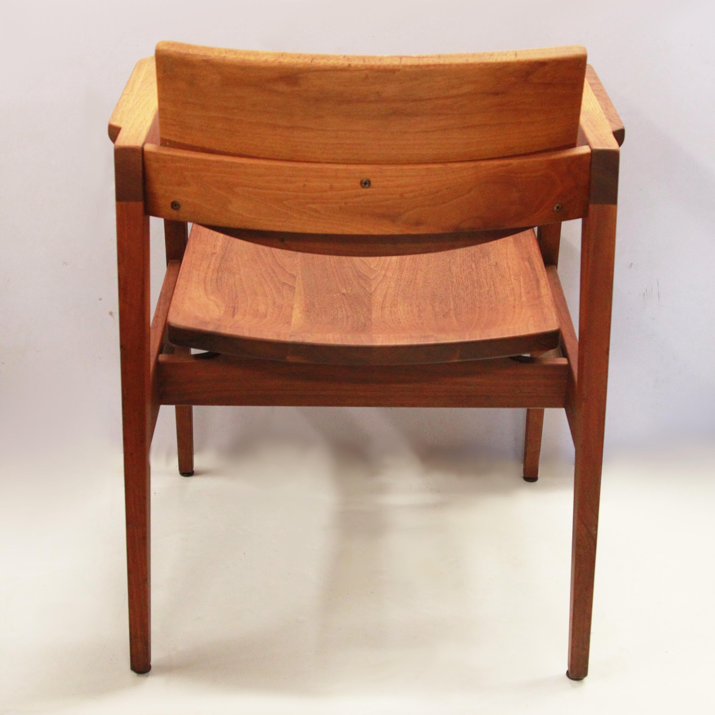 Milieu du XXe siècle Vintage Mid-Century Walnut Modern Dining Chairs Armchairs by Gunlocke en vente