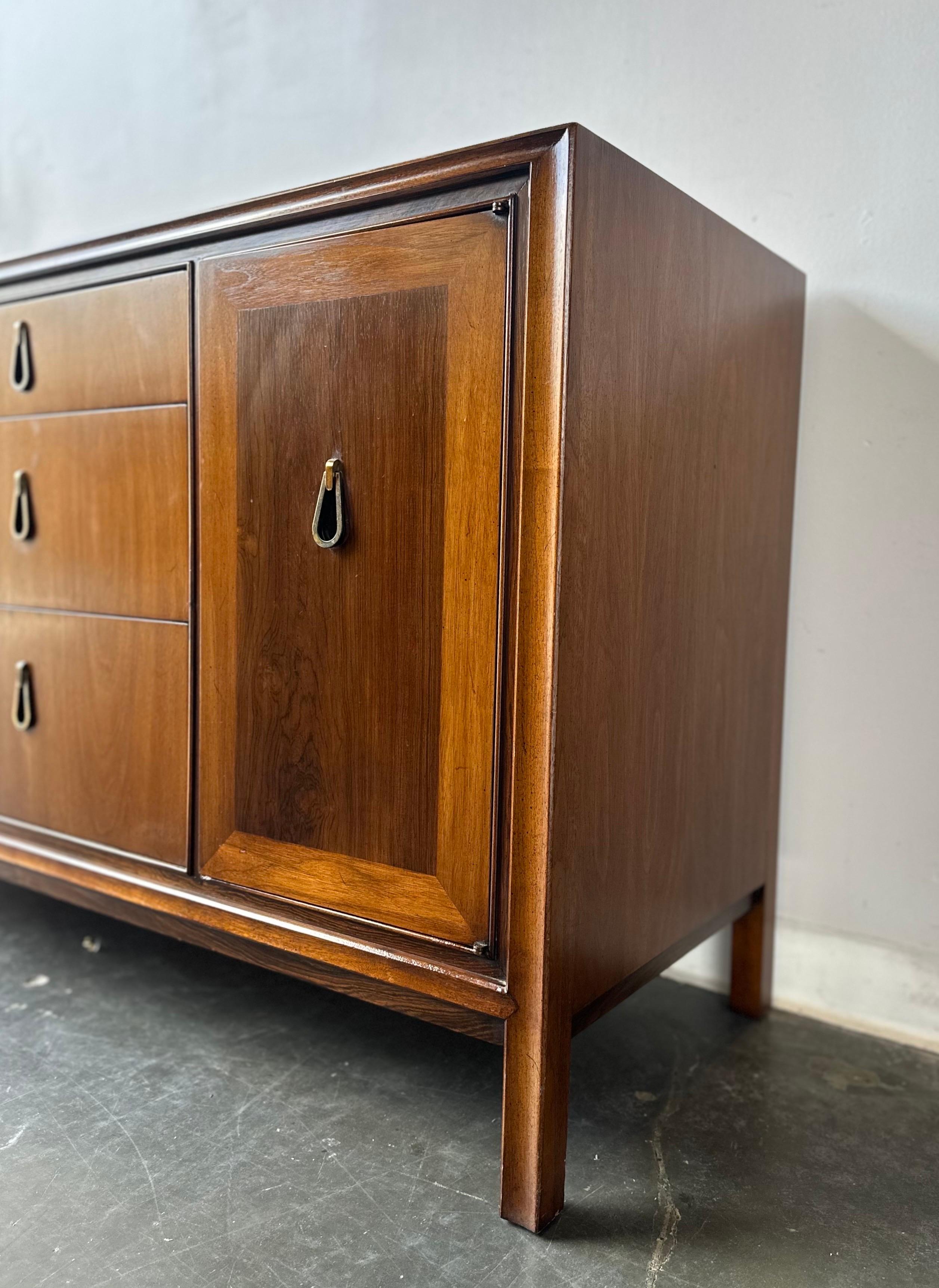 Travail du bois Vintage Mid Century Walnut & Rosewood Long Dresser By John Stuart