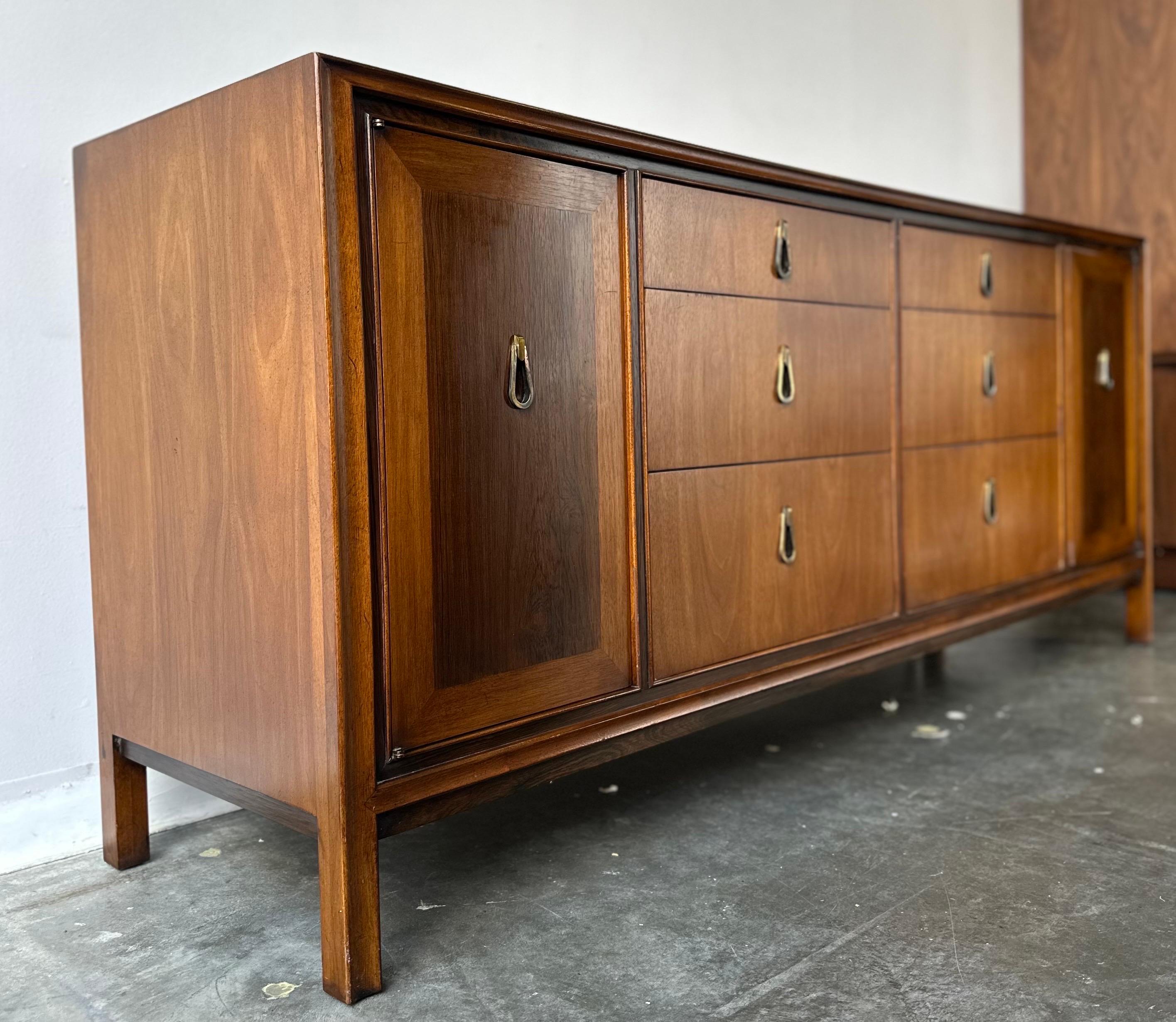 Vintage Mid Century Walnut & Rosewood Long Dresser By John Stuart Bon état à Sayreville, NJ