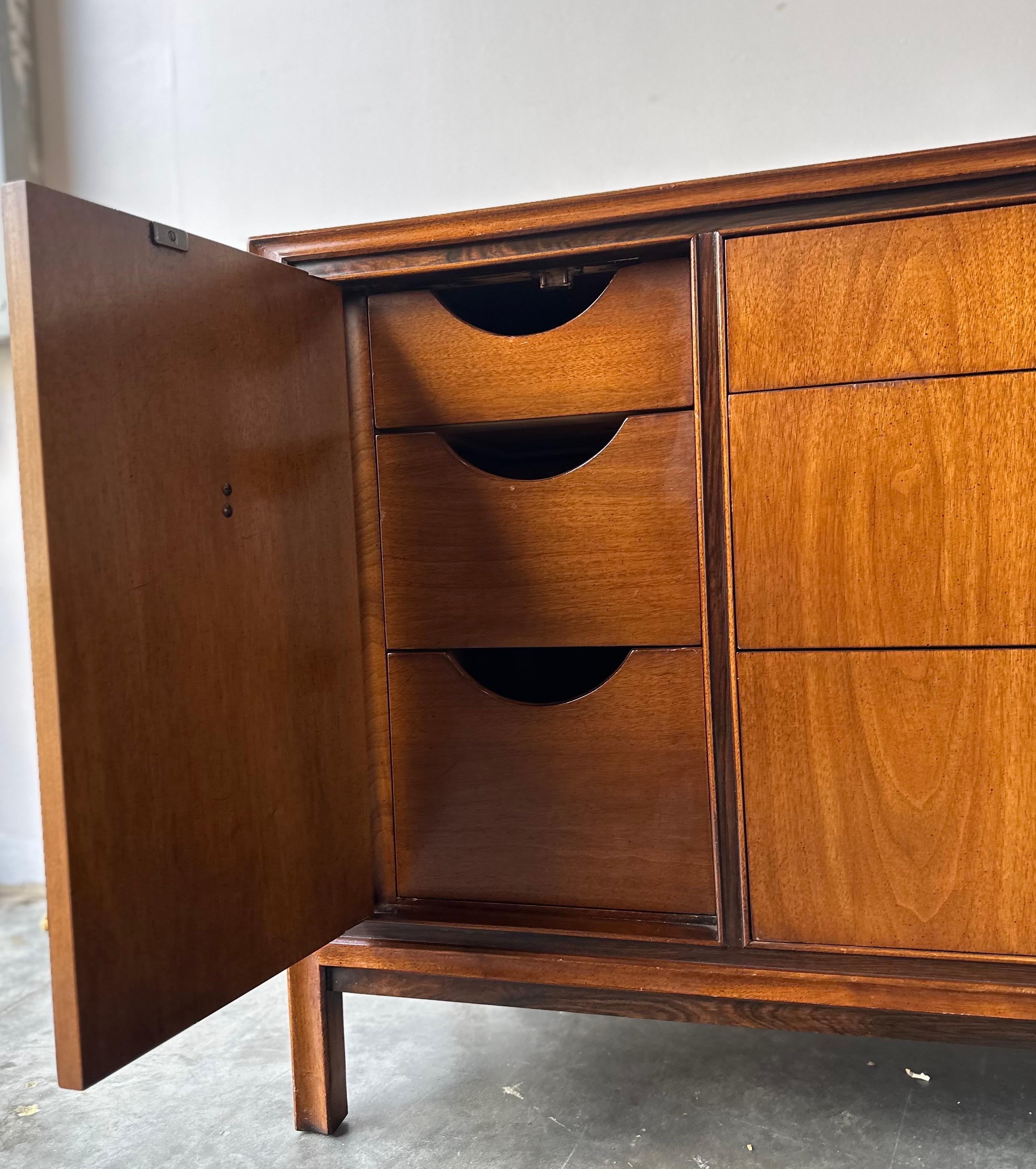 Milieu du XXe siècle Vintage Mid Century Walnut & Rosewood Long Dresser By John Stuart