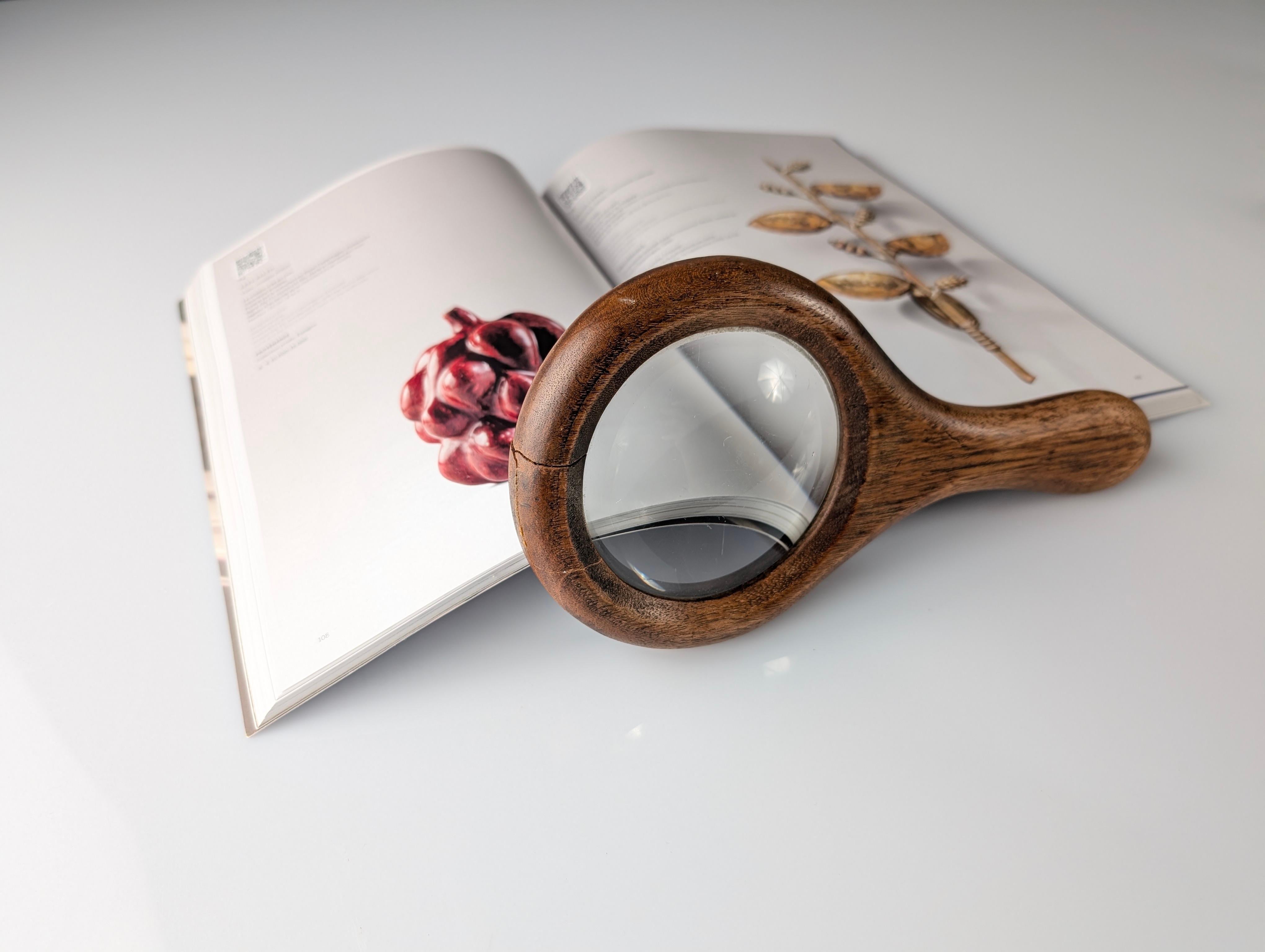 Europeo Lente d'ingrandimento in legno di noce d'epoca della metà del secolo scorso, Italia in vendita