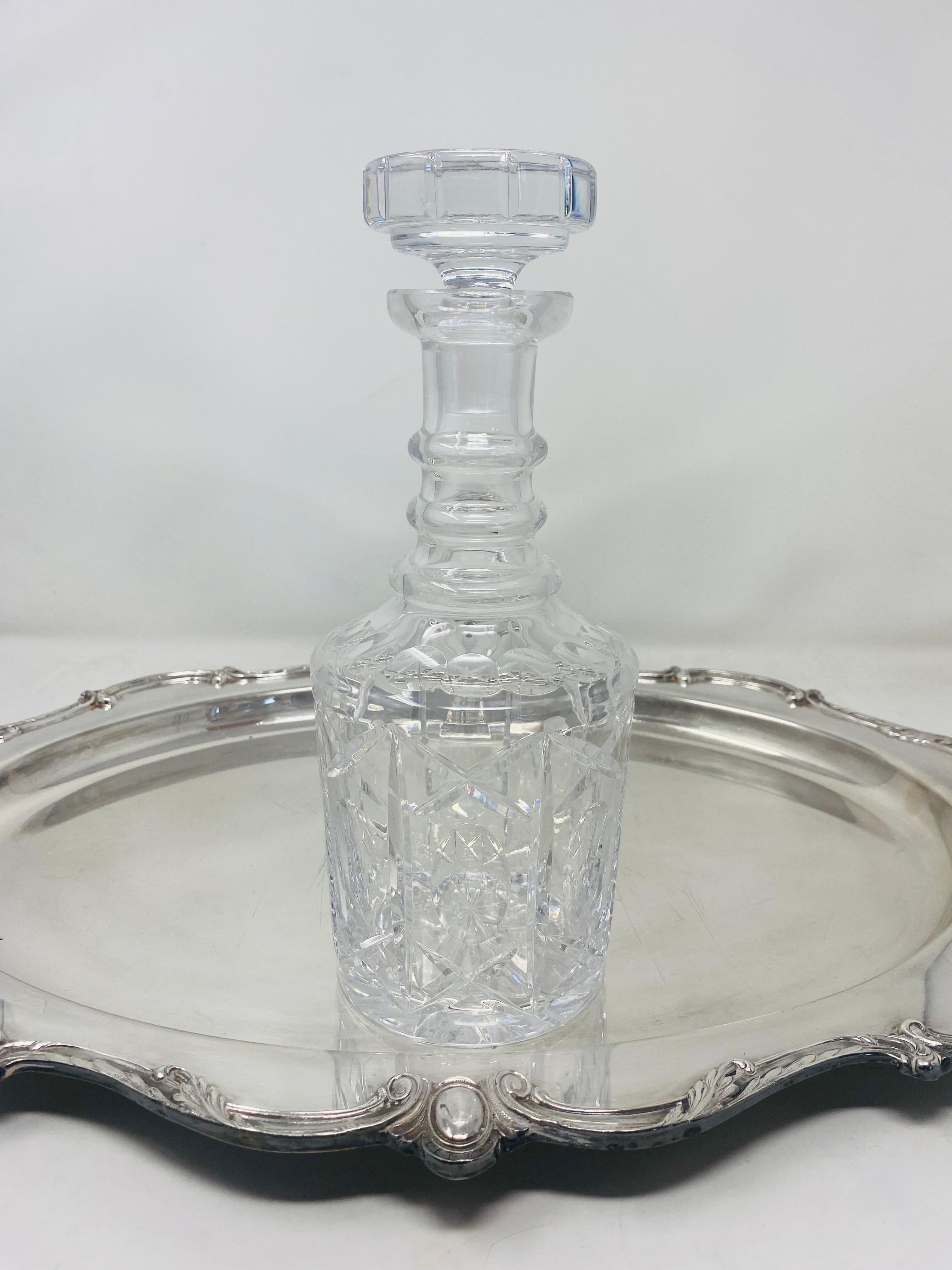 Bellissimo decanter in vetro con collo a costine in stile Mid Century Modern degli anni '60, prodotto da Waterford in Irlanda. Questo bellissimo pezzo emana stile e glamour. Presentandosi come un'alta scultura di cristallo, questo decanter è
