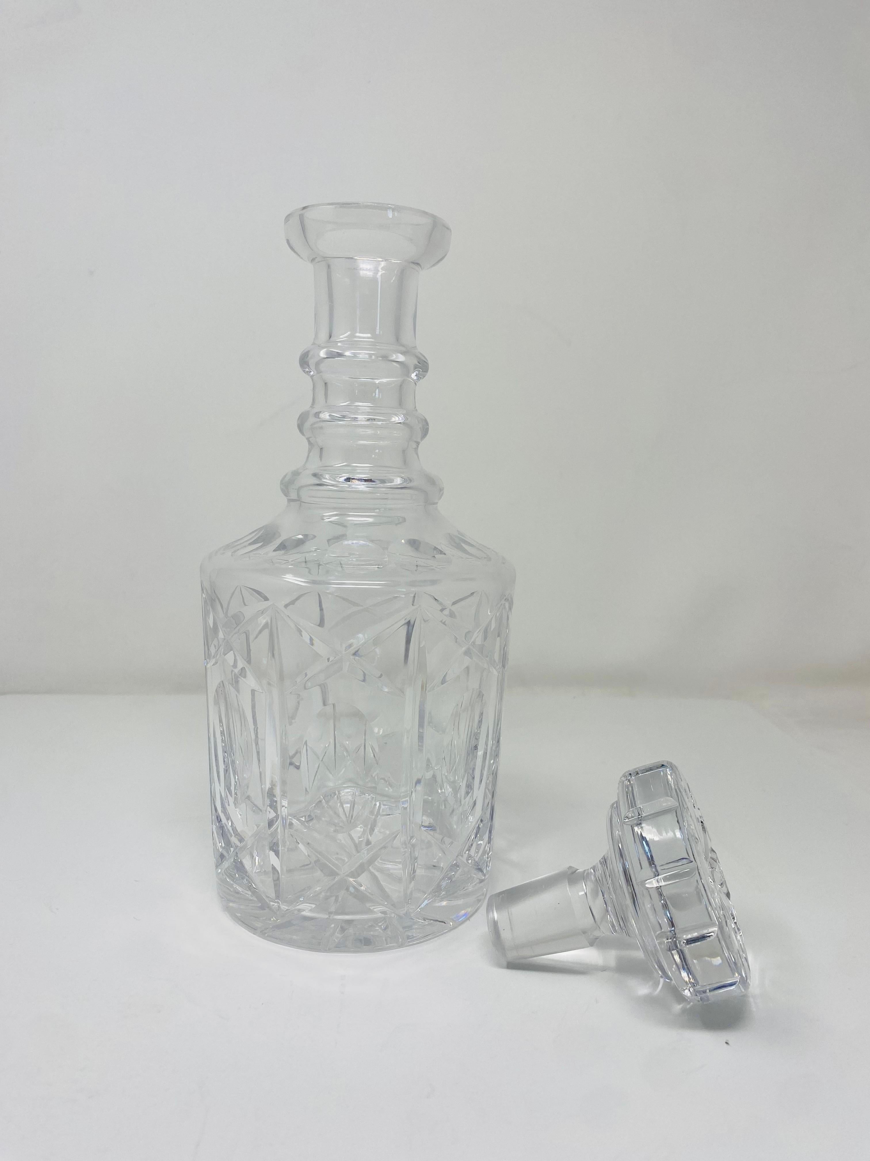 Fatto a mano Decanter di cristallo al piombo Waterford d'epoca della metà del secolo scorso con tappo in vendita