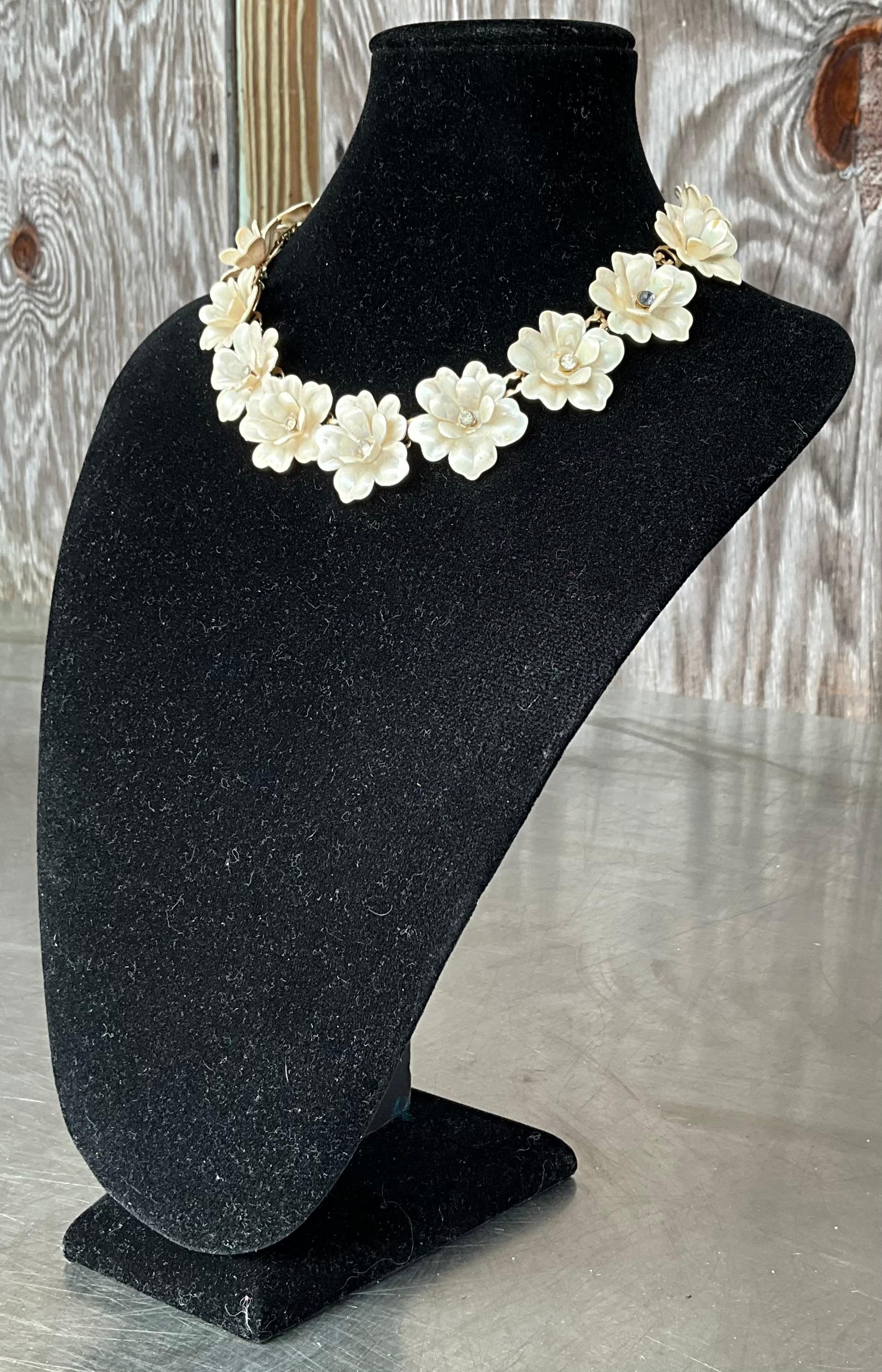 Vintage Mid Century White Flower Necklace In Good Condition In Lake Worth Beach, FL