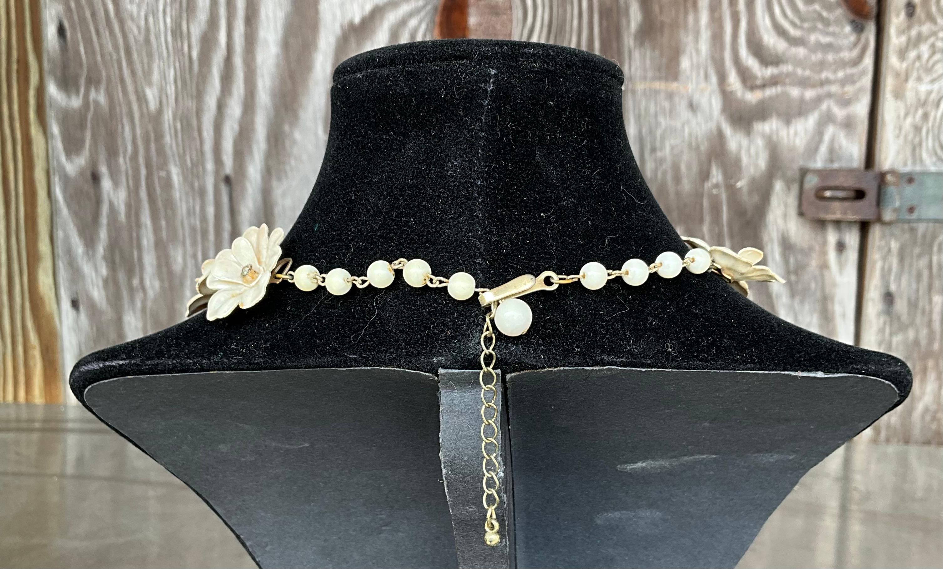 Vintage Mid Century White Flower Necklace 2