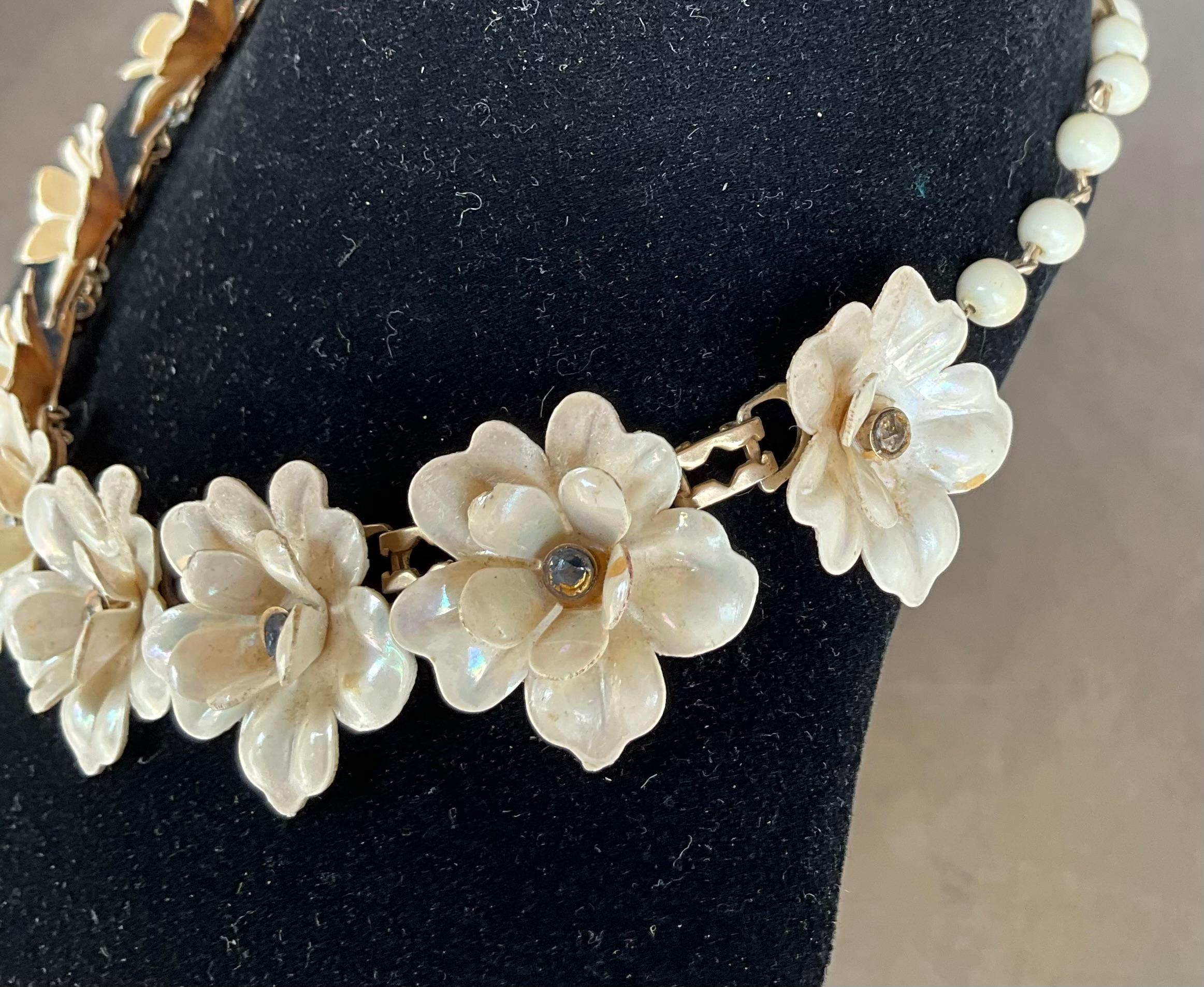 Vintage Mid Century White Flower Necklace 3