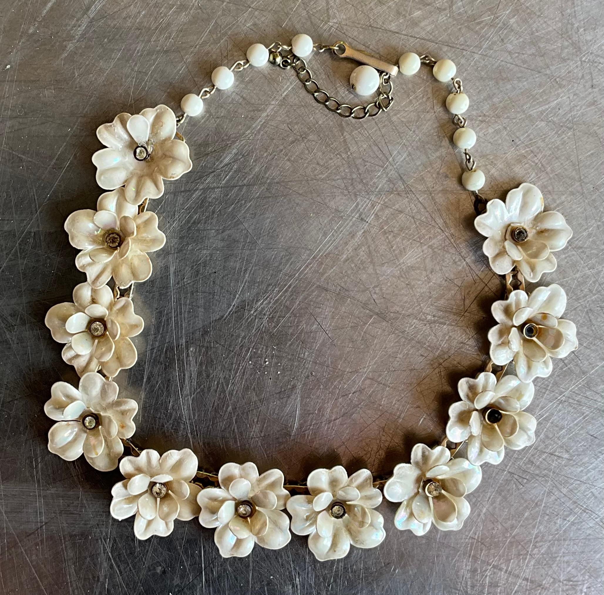 Vintage Mid Century White Flower Necklace 4