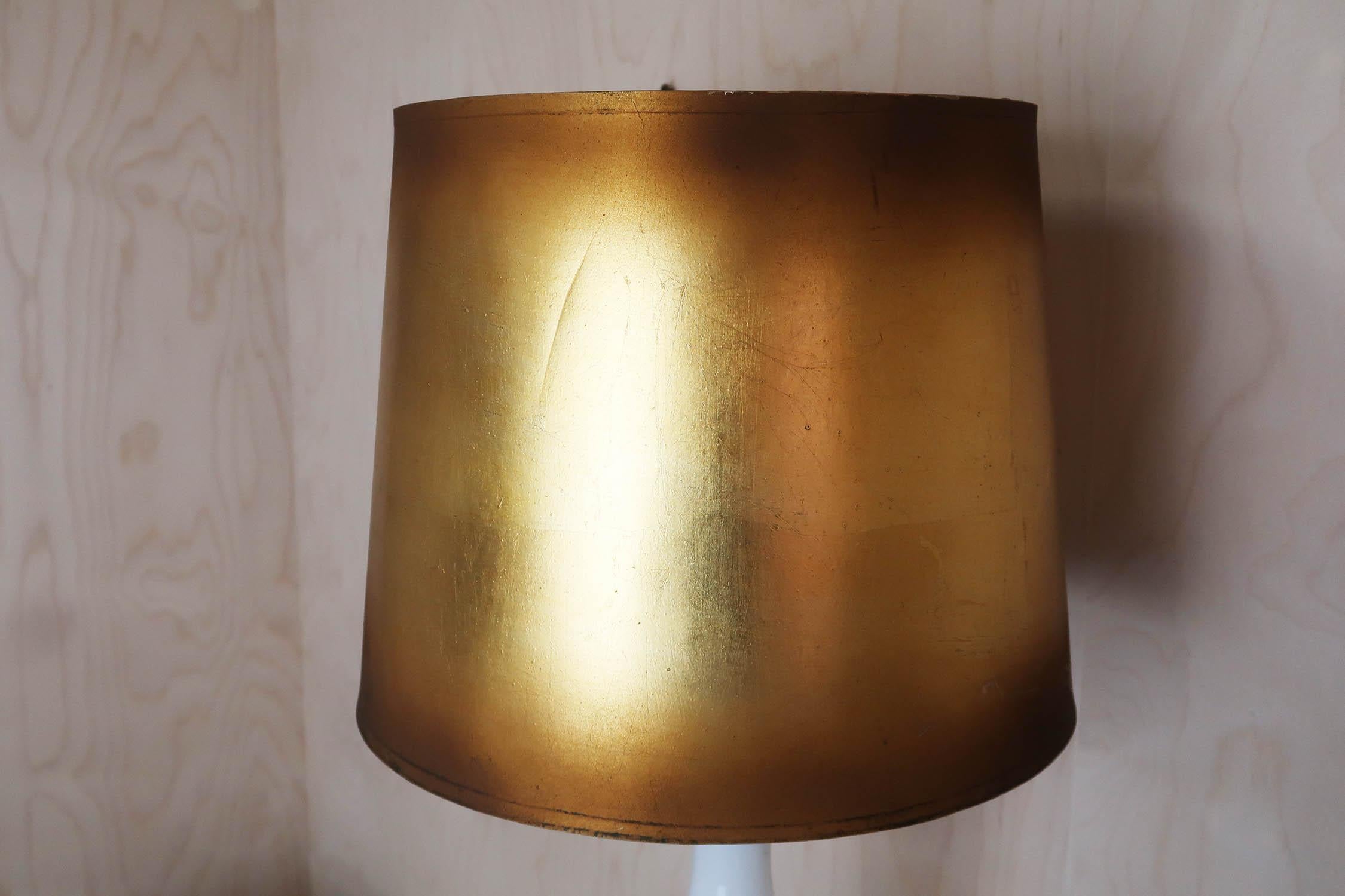 Mid-Century Modern Vintage Mid-Century White Murano Glass Table Lamp. Italy, 1950's. For Sale