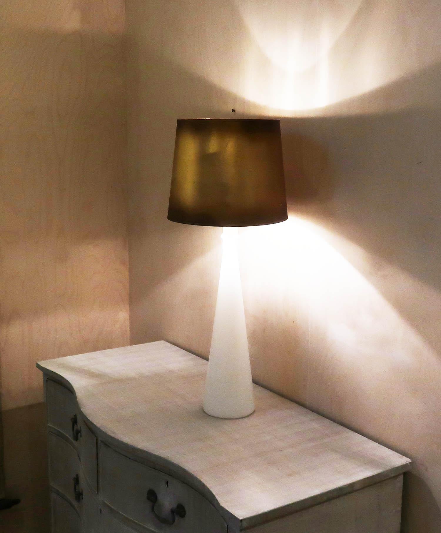 Vintage Mid-Century White Murano Glass Table Lamp. Italy, 1950's. For Sale 1