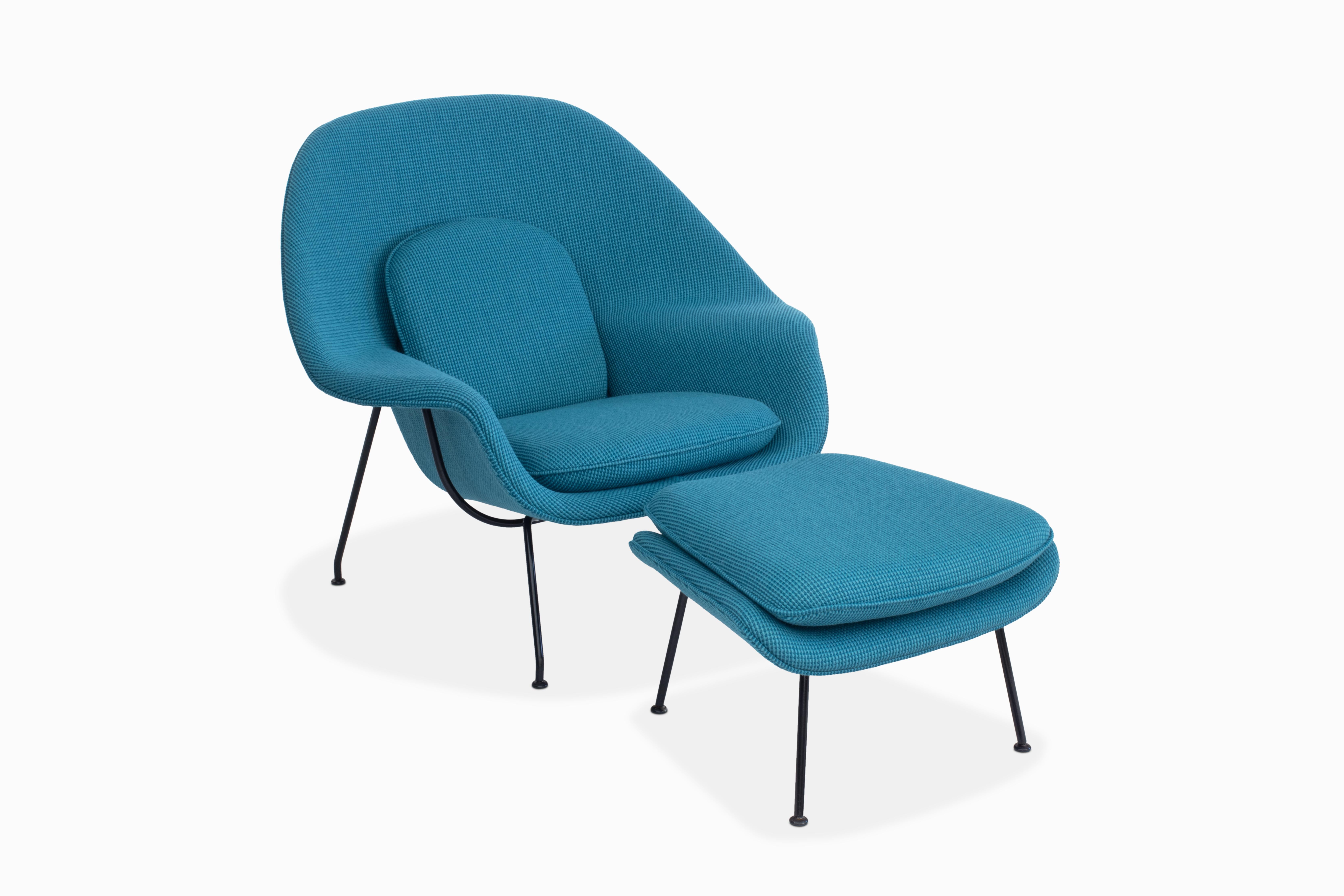 Voici une chaise et un ottoman Womb absolument remarquables, créés par Eero Saarinen pour Knoll. Cette chaise de salon emblématique a été habilement retapissée dans le tissu haut de gamme 
