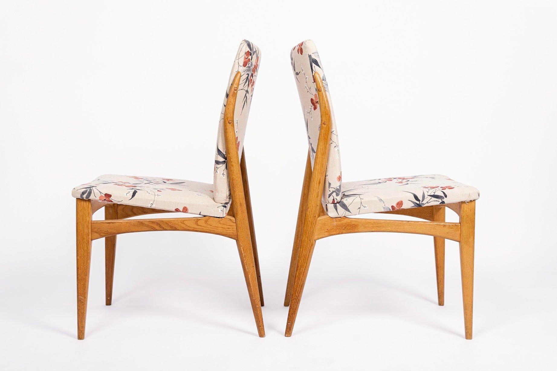 Sillas auxiliares vintage de madera y tela floral de mediados de siglo, años 50 siglo XX en venta