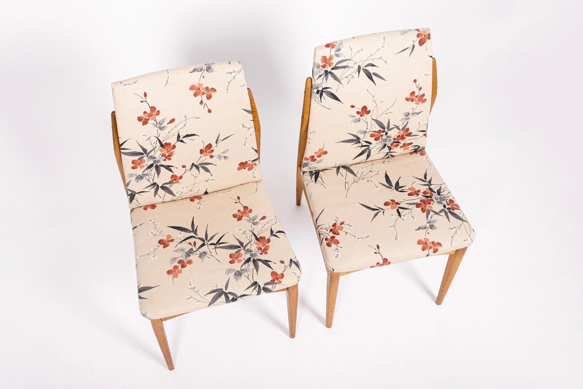 Sillas auxiliares vintage de madera y tela floral de mediados de siglo, años 50 en venta 1