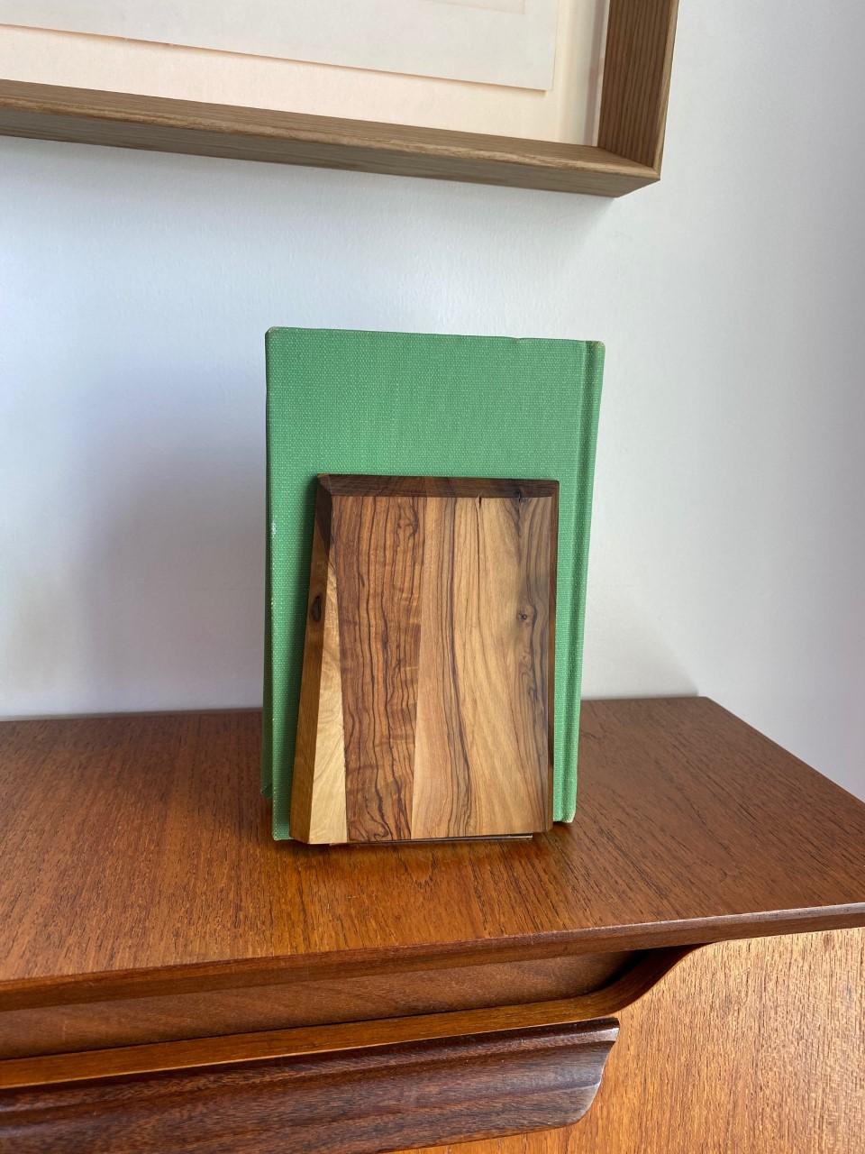 Einzigartiges und einfach außergewöhnliches Paar von Vintage-Buchstützen. Abgeleitet von der Einzigartigkeit der Holzmaserung, sind diese Buchstützen elegant und modernistisch. Einfache Linien kontrastieren mit organischen Mustern im Holz und